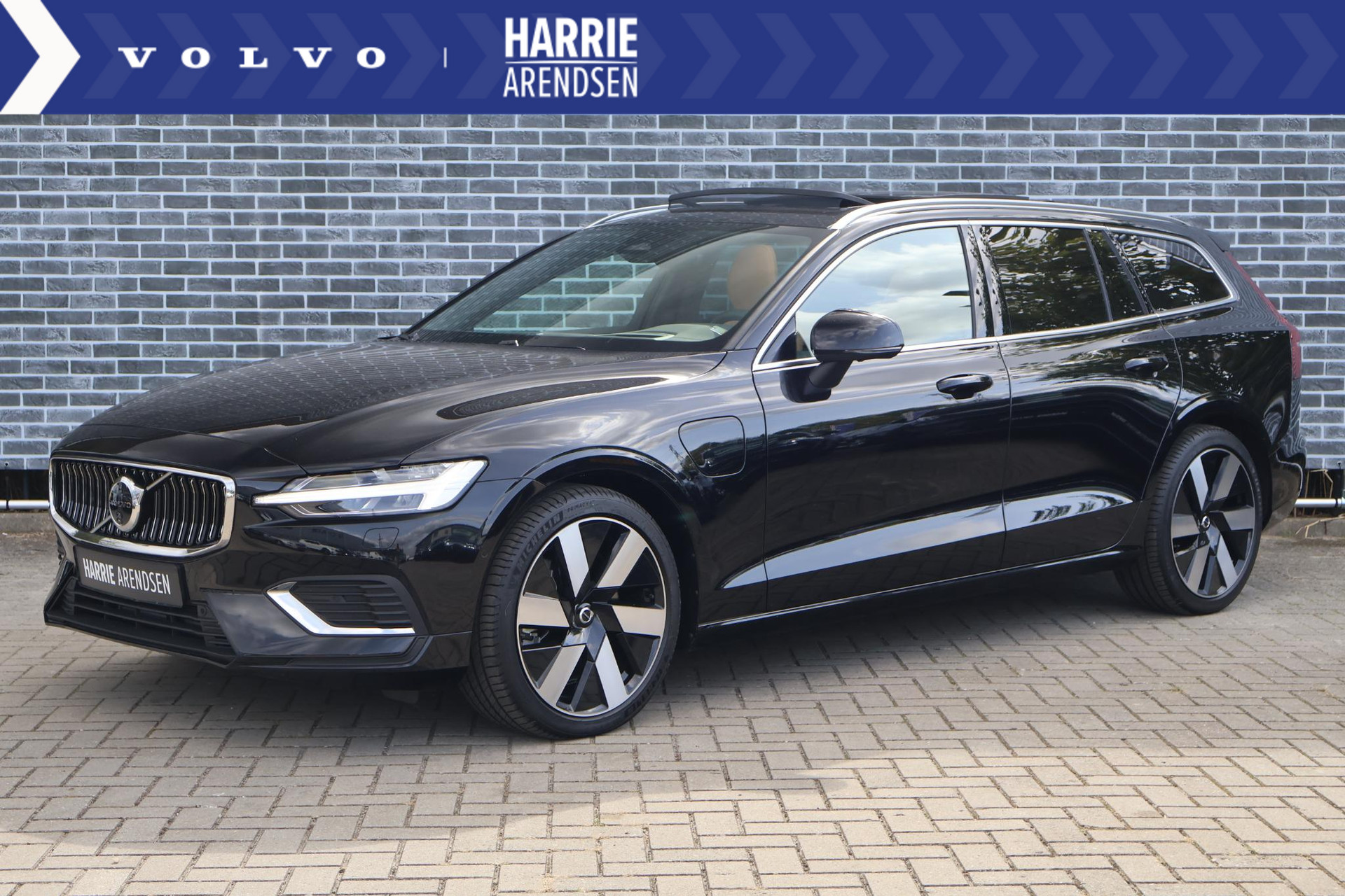 Volvo V60 2.0 T8 Recharge AWD Ultimate Bright | Massage + ventilatie voorstoelen | 360 camera | Extra getint glas | Adaptieve Cruise Control | elektr. schuif-/-kanteldak | Head-up display |