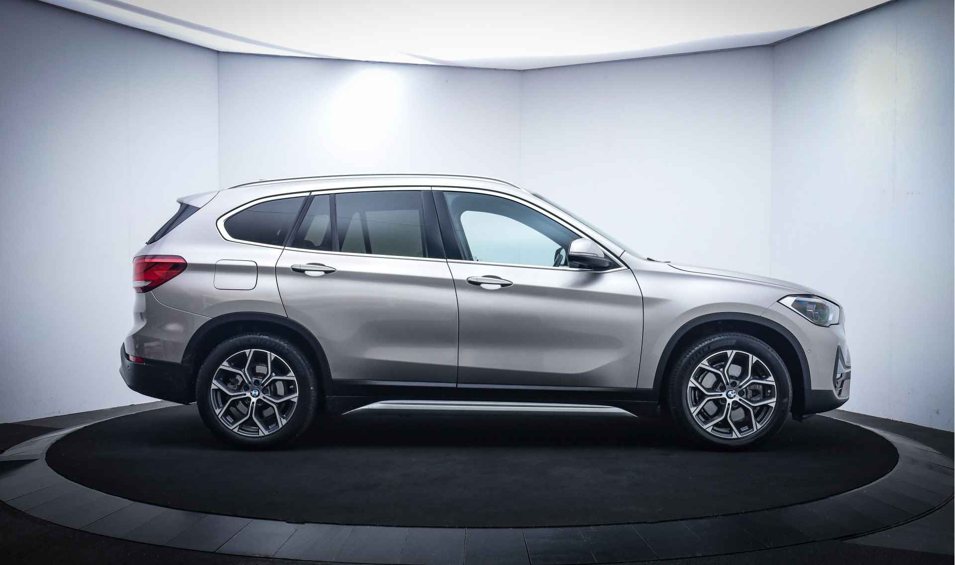 BMW X1 25eA X-LINE SPORT Edition MEMORY/HALF.LEDER/CAMERA/18"LMV/STOEL.VW/M-STUUR/FULL.LED - 4/28