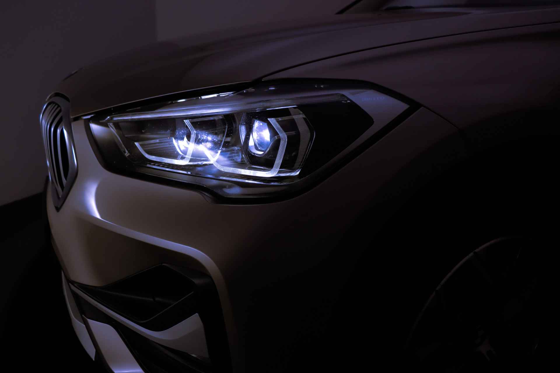 BMW X1 25eA X-LINE SPORT Edition MEMORY/HALF.LEDER/CAMERA/18"LMV/STOEL.VW/M-STUUR/FULL.LED - 12/28