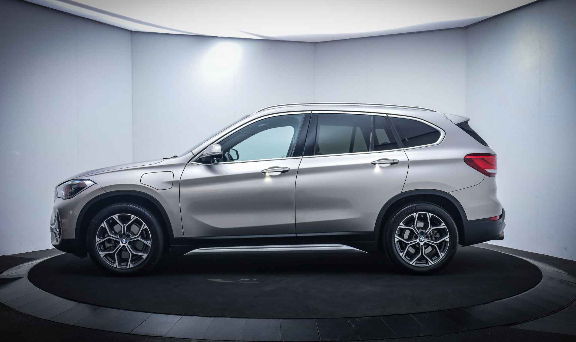 BMW X1 25eA X-LINE SPORT Edition MEMORY/HALF.LEDER/CAMERA/18"LMV/STOEL.VW/M-STUUR/FULL.LED - 13/28