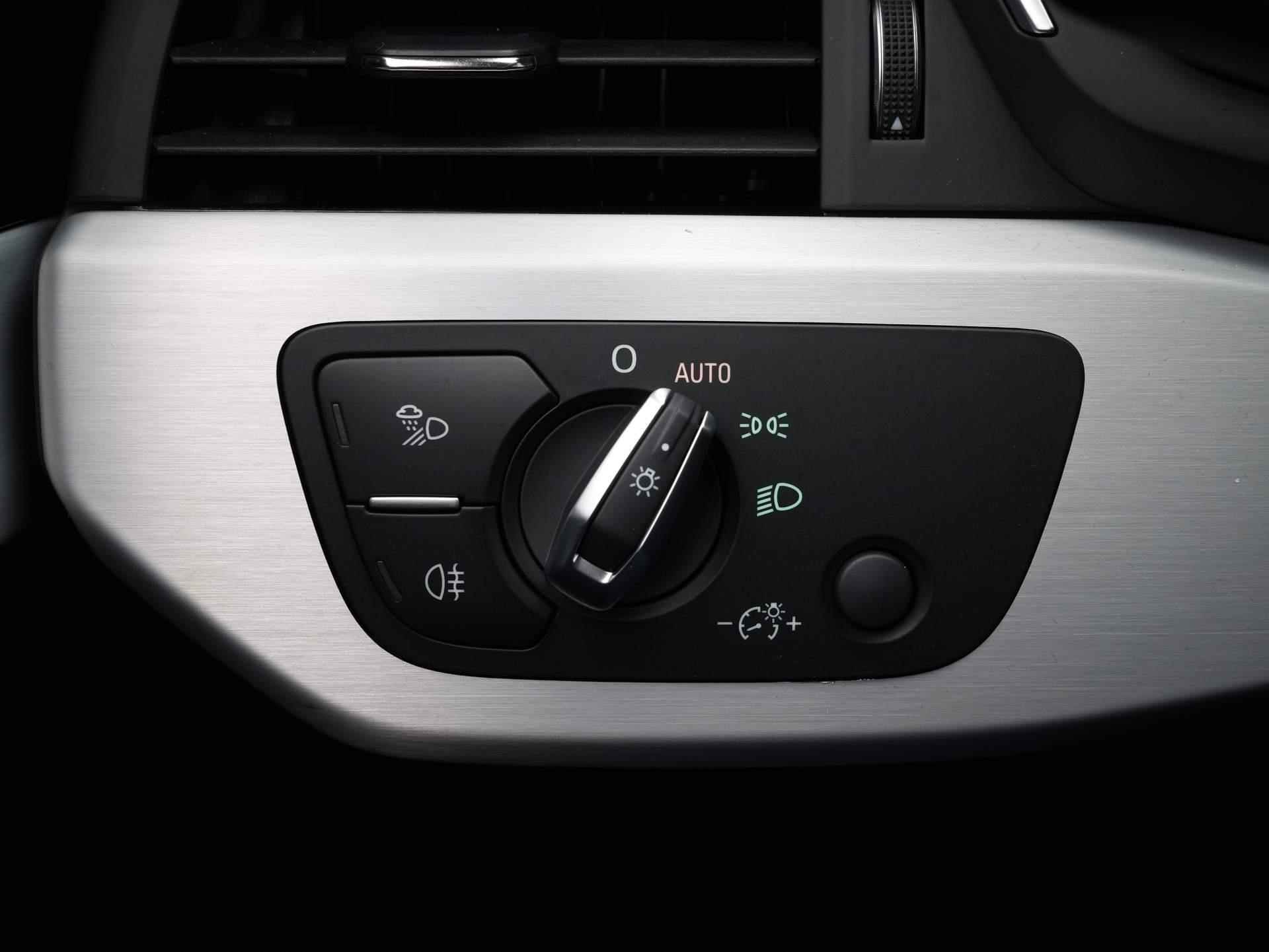 Audi A4 Avant 35 TFSI 2.0i S-LINE | Navigatie | Ecc | 18 Inch | Stoelverwarming - 28/45