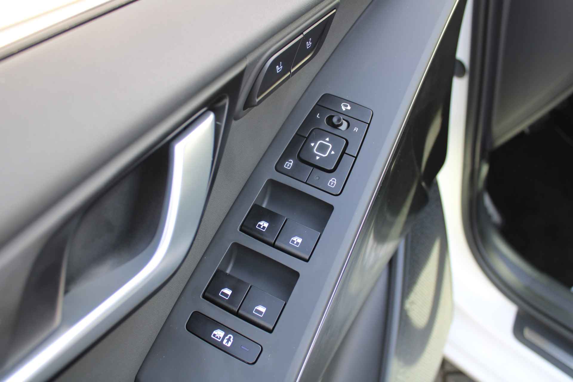 Kia Niro EV ExecutiveLine 64.8 kWh | Airco | Navi | Cruise | 17" LM | Camera | Leer | Keyless | BTW auto | - 29/43