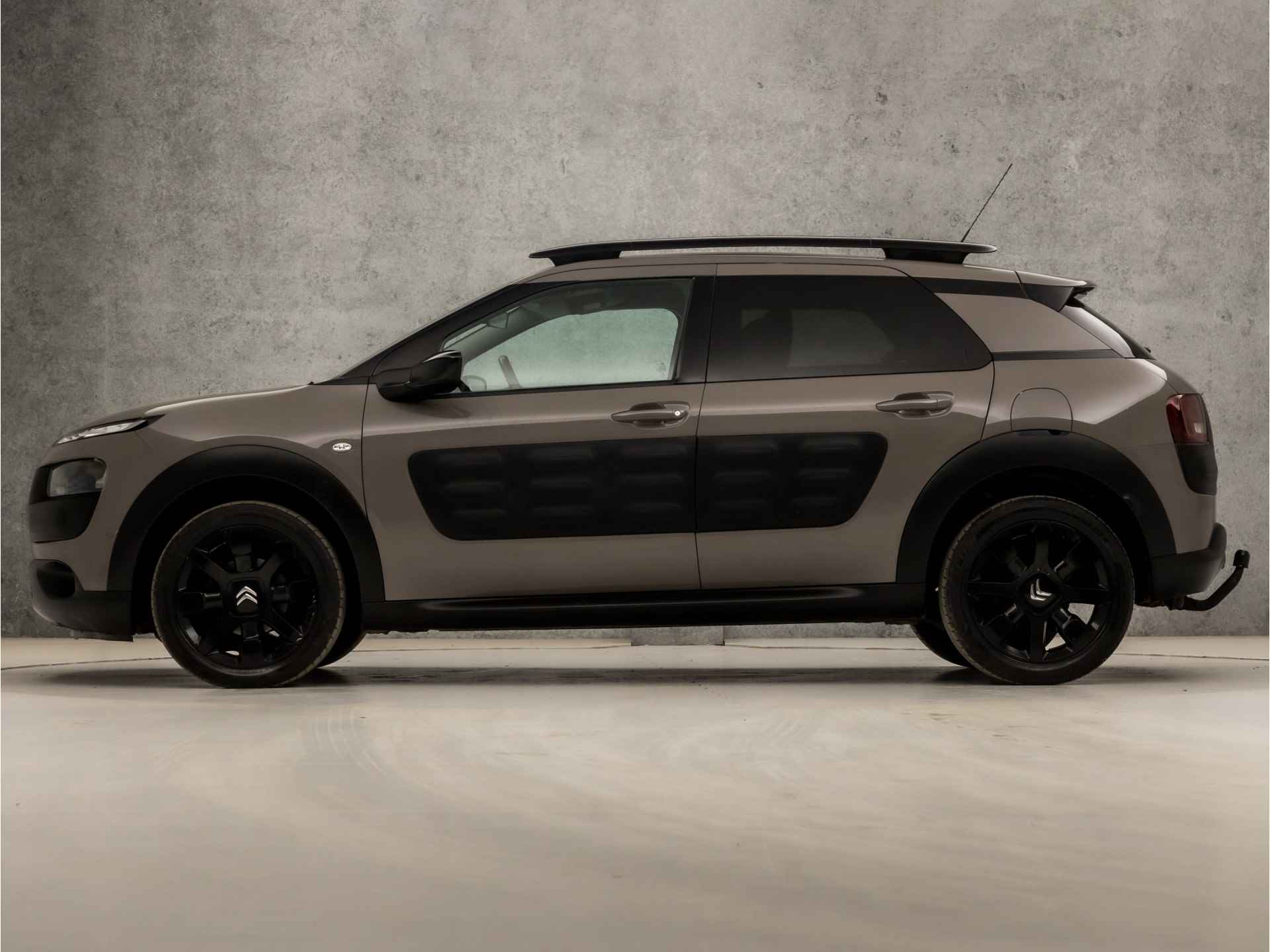 Citroën C4 Cactus 1.2 PureTech Black Pack (PANORAMADAK, NAVIGATIE, CAMERA, CRUISE, CLIMATE, GETINT GLAS, ARMSTEUN, SPORTSTOELEN, LM VELGEN, PARKEERSENSOREN, TREKHAAK, NIEUWE APK, NIEUWSTAAT) - 2/32