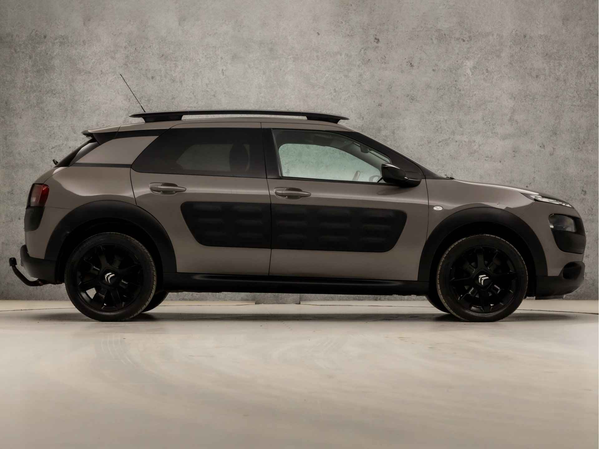 Citroën C4 Cactus 1.2 PureTech Black Pack (PANORAMADAK, NAVIGATIE, CAMERA, CRUISE, CLIMATE, GETINT GLAS, ARMSTEUN, SPORTSTOELEN, LM VELGEN, PARKEERSENSOREN, TREKHAAK, NIEUWE APK, NIEUWSTAAT) - 4/32