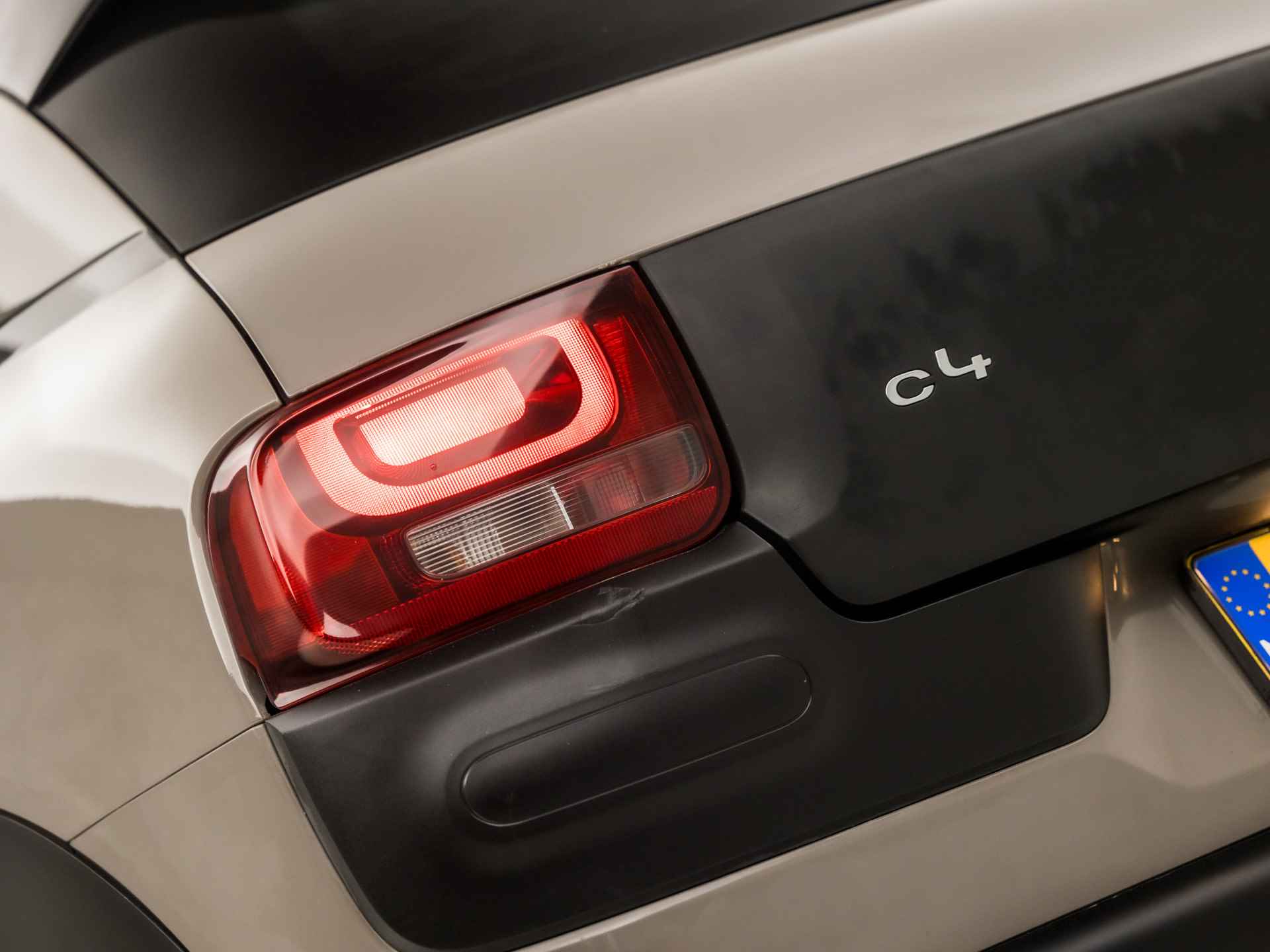 Citroën C4 Cactus 1.2 PureTech Black Pack (PANORAMADAK, NAVIGATIE, CAMERA, CRUISE, CLIMATE, GETINT GLAS, ARMSTEUN, SPORTSTOELEN, LM VELGEN, PARKEERSENSOREN, TREKHAAK, NIEUWE APK, NIEUWSTAAT) - 24/32