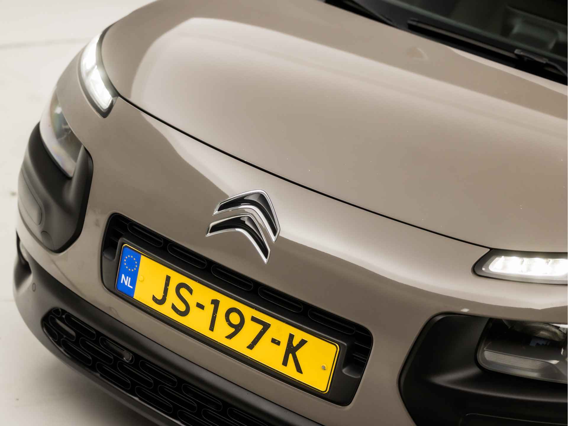 Citroën C4 Cactus 1.2 PureTech Black Pack (PANORAMADAK, NAVIGATIE, CAMERA, CRUISE, CLIMATE, GETINT GLAS, ARMSTEUN, SPORTSTOELEN, LM VELGEN, PARKEERSENSOREN, TREKHAAK, NIEUWE APK, NIEUWSTAAT) - 27/32