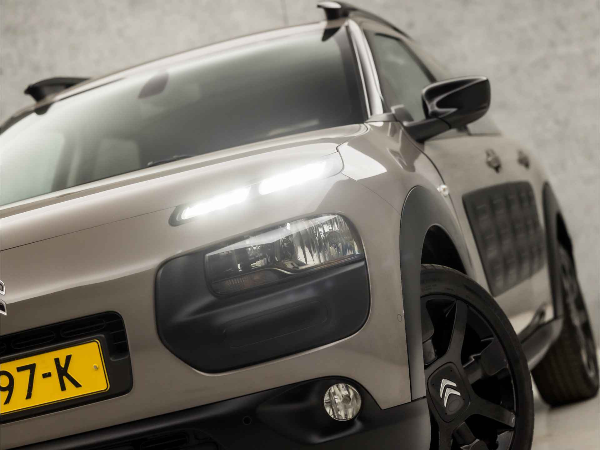 Citroën C4 Cactus 1.2 PureTech Black Pack (PANORAMADAK, NAVIGATIE, CAMERA, CRUISE, CLIMATE, GETINT GLAS, ARMSTEUN, SPORTSTOELEN, LM VELGEN, PARKEERSENSOREN, TREKHAAK, NIEUWE APK, NIEUWSTAAT) - 28/32