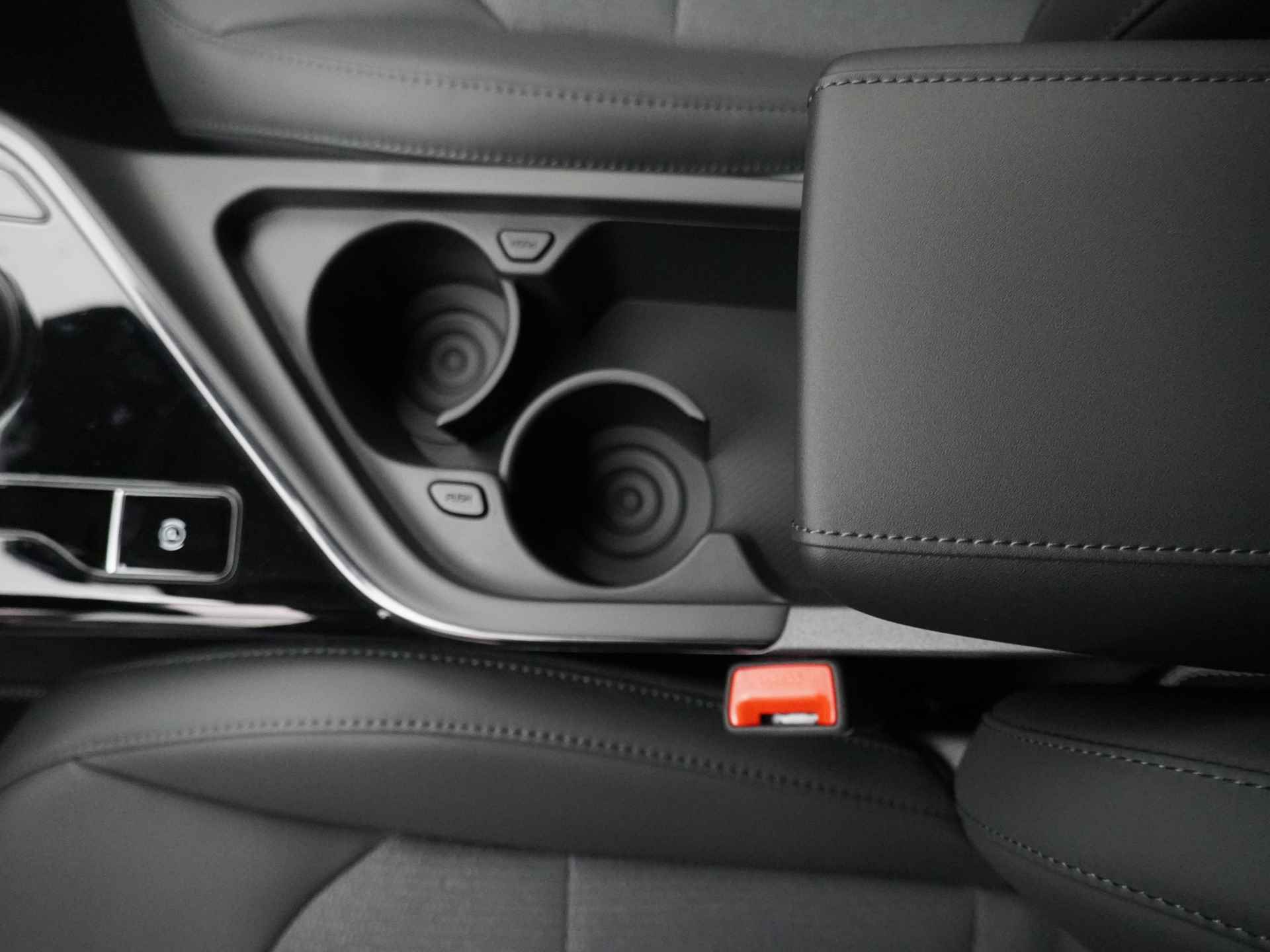 Kia Niro EV DynamicLine 64.8 kWh - Navigatie - Apple CarPlay / Android Auto - Adaptieve Cruise Control - Uit voorraad leverbaar - Fabrieksgarantie tot 2031 - 33/47