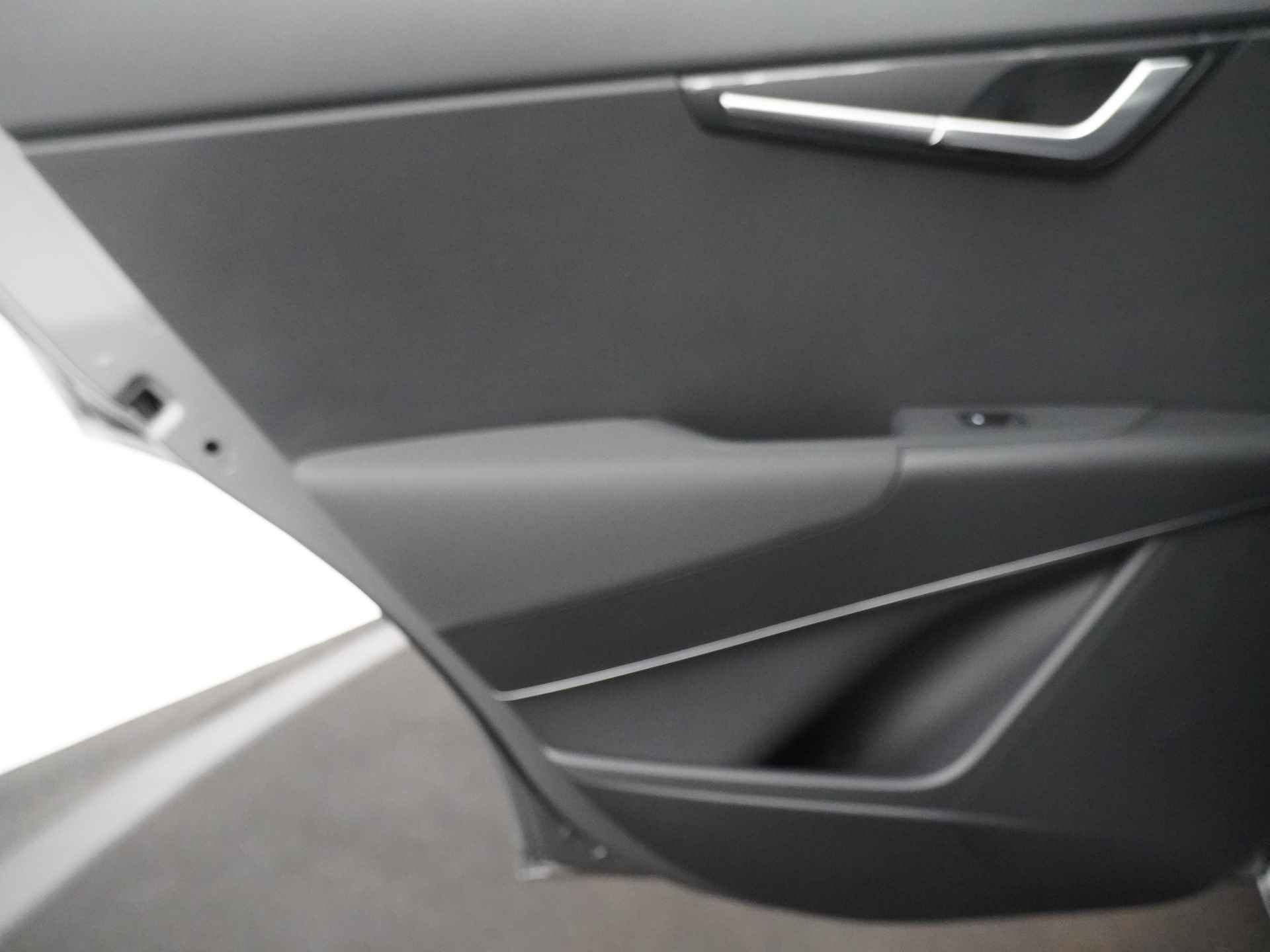 Kia Niro EV DynamicLine 64.8 kWh - Navigatie - Apple CarPlay / Android Auto - Adaptieve Cruise Control - Uit voorraad leverbaar - Fabrieksgarantie tot 2031 - 36/47
