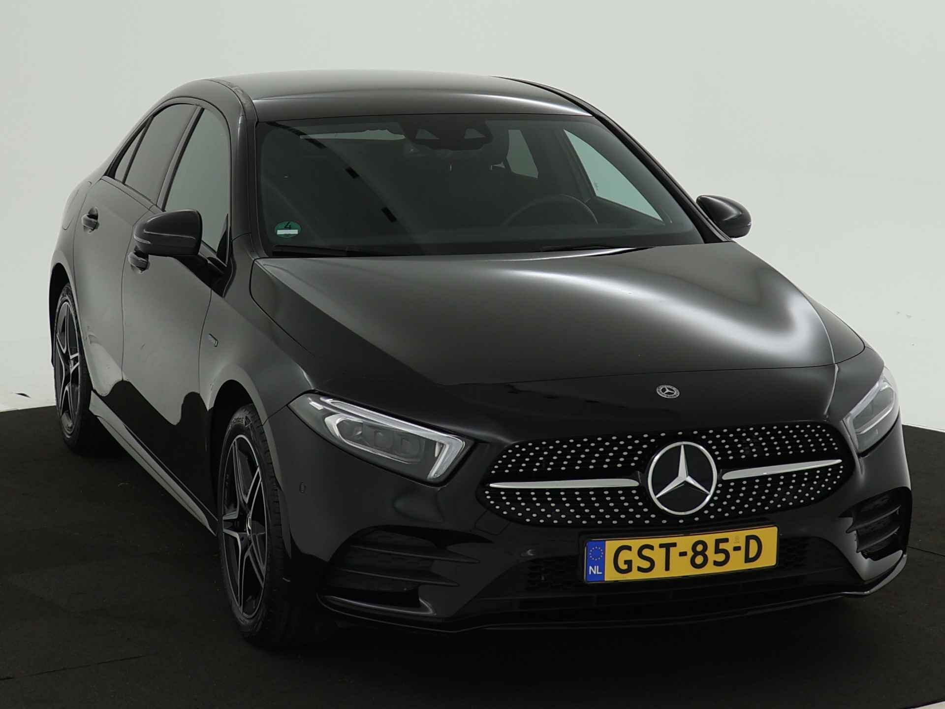 Mercedes-Benz A-Klasse 250 e Limousine AMG Plug-In Hybride | Burmester | Multibeam Koplampen | Adaptieve Cruise | Achteruitrijcamera | Sfeerverlichting  Inclusief 24 maanden MB Certified garantie voor Europa. - 28/44