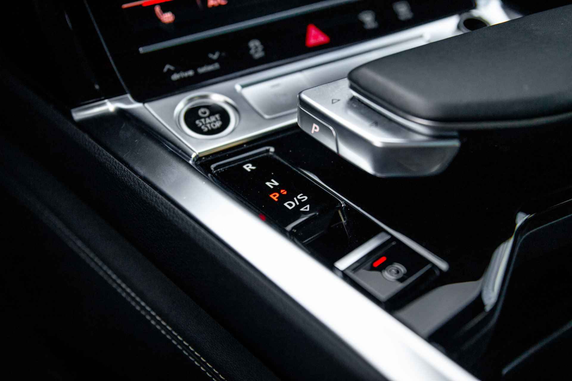 Audi e-tron Sportback 55 408pk quattro S Edition | Panoramadak | Zwart optiek | Achteruitrijcamera | 21" Velgen | - 56/74