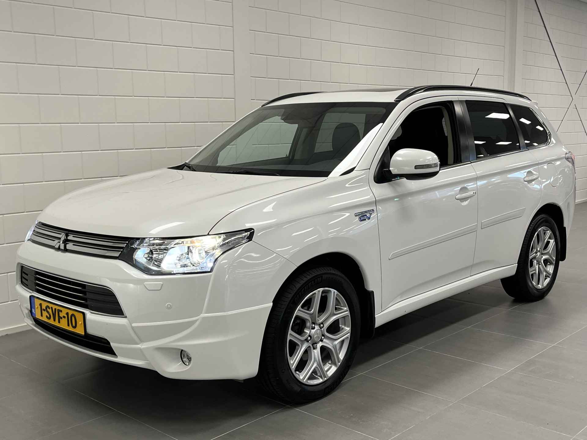 Mitsubishi Outlander 2.0 PHEV Instyle+ TREKHAAK | KEYLESS | NAVIGATIE | NETTE AUTO! - 4/47