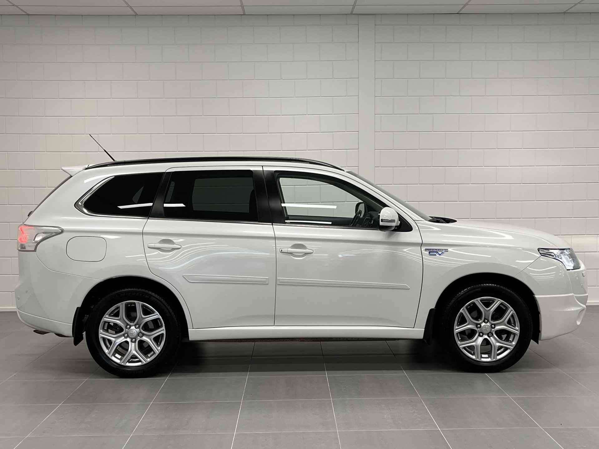 Mitsubishi Outlander 2.0 PHEV Instyle+ TREKHAAK | KEYLESS | NAVIGATIE | NETTE AUTO! - 8/47