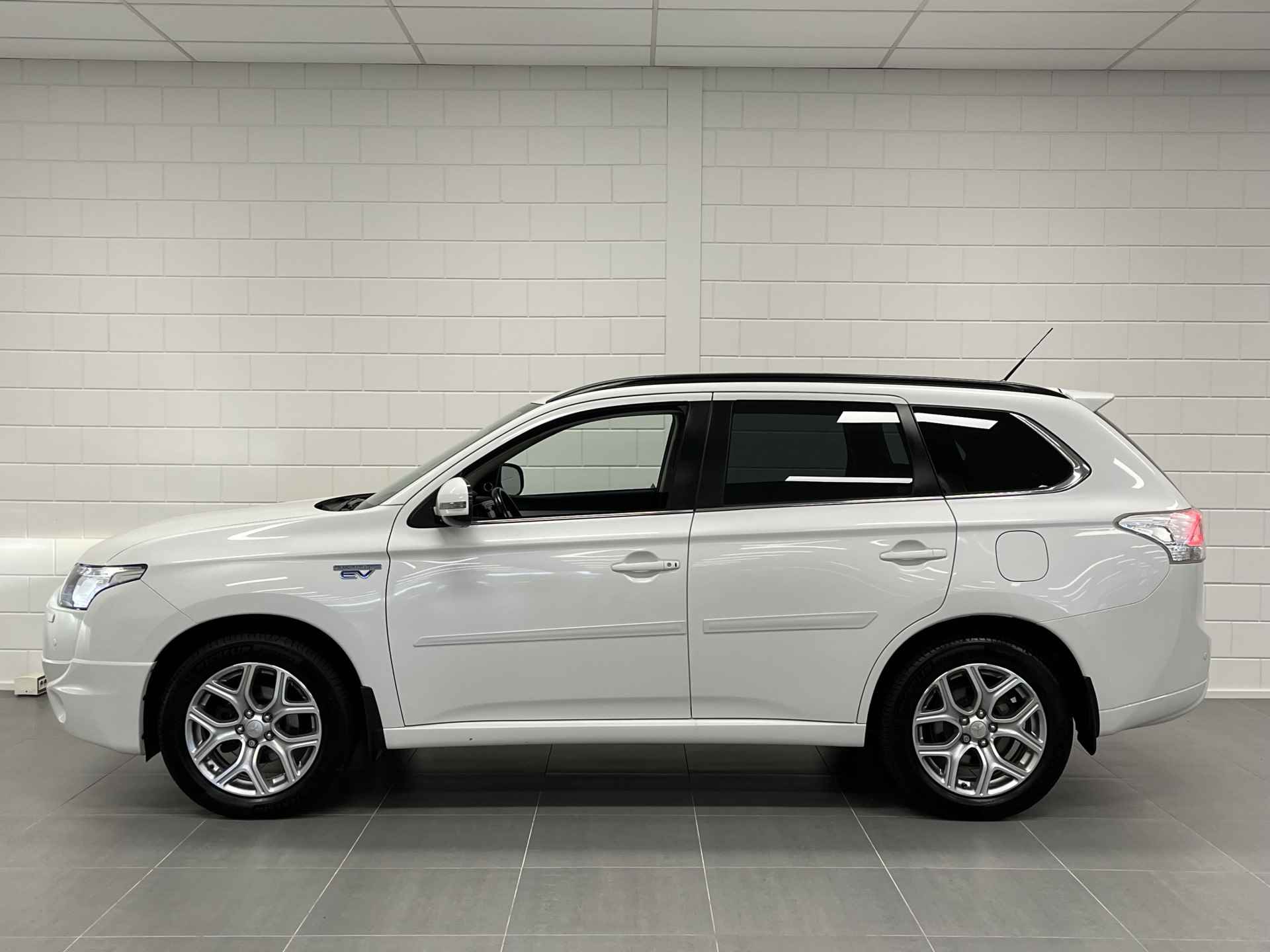 Mitsubishi Outlander 2.0 PHEV Instyle+ TREKHAAK | KEYLESS | NAVIGATIE | NETTE AUTO! - 9/47