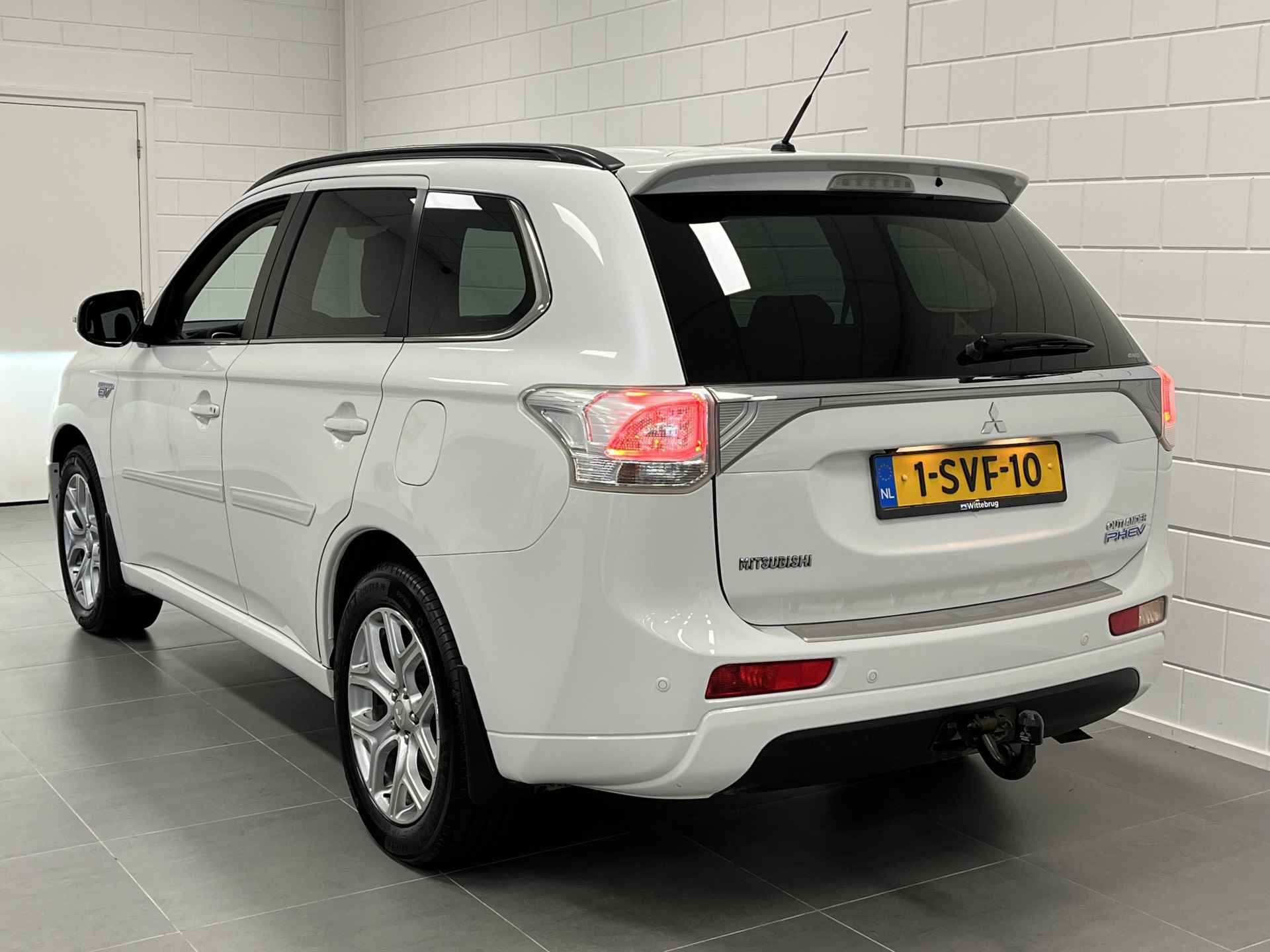 Mitsubishi Outlander 2.0 PHEV Instyle+ TREKHAAK | KEYLESS | NAVIGATIE | NETTE AUTO! - 11/47