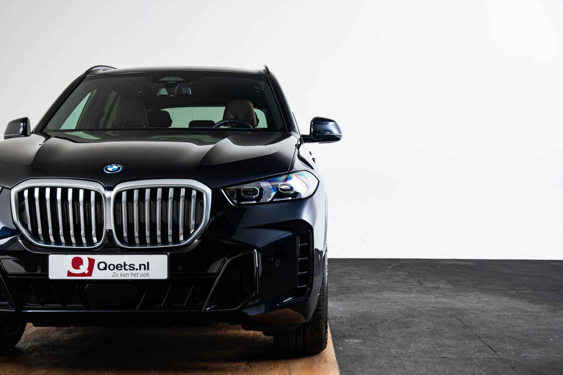 BMW X5 xDrive50e M Sport - Trekhaak - Panoramadak - Comfortstoelen - Stoelventilatie - Comfort Acces - Geluiddempende/getinte Ruiten - Parking/Driving Assistant - Harman Kardon - Zonneschermen achter - - 24/70