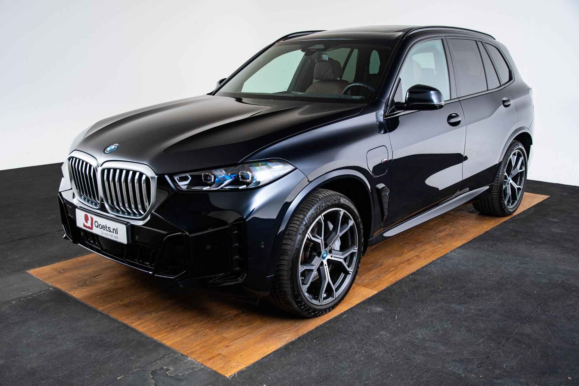 BMW X5 xDrive50e M Sport - Trekhaak - Panoramadak - Comfortstoelen - Stoelventilatie - Comfort Acces - Geluiddempende/getinte Ruiten - Parking/Driving Assistant - Harman Kardon - Zonneschermen achter - - 50/70