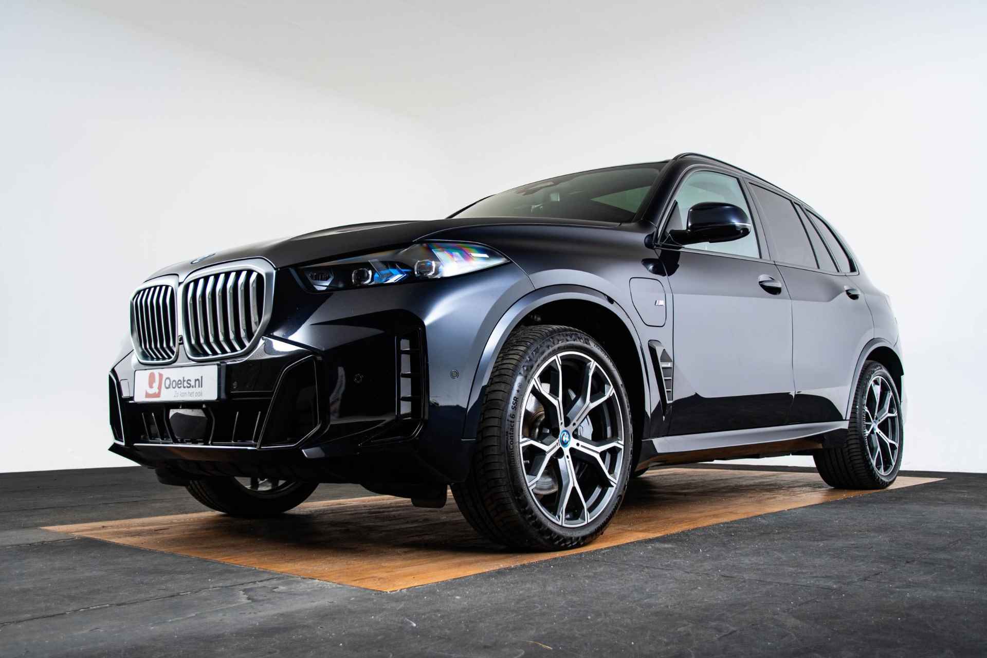 BMW X5 xDrive50e M Sport - Trekhaak - Panoramadak - Comfortstoelen - Stoelventilatie - Comfort Acces - Geluiddempende/getinte Ruiten - Parking/Driving Assistant - Harman Kardon - Zonneschermen achter - - 65/70