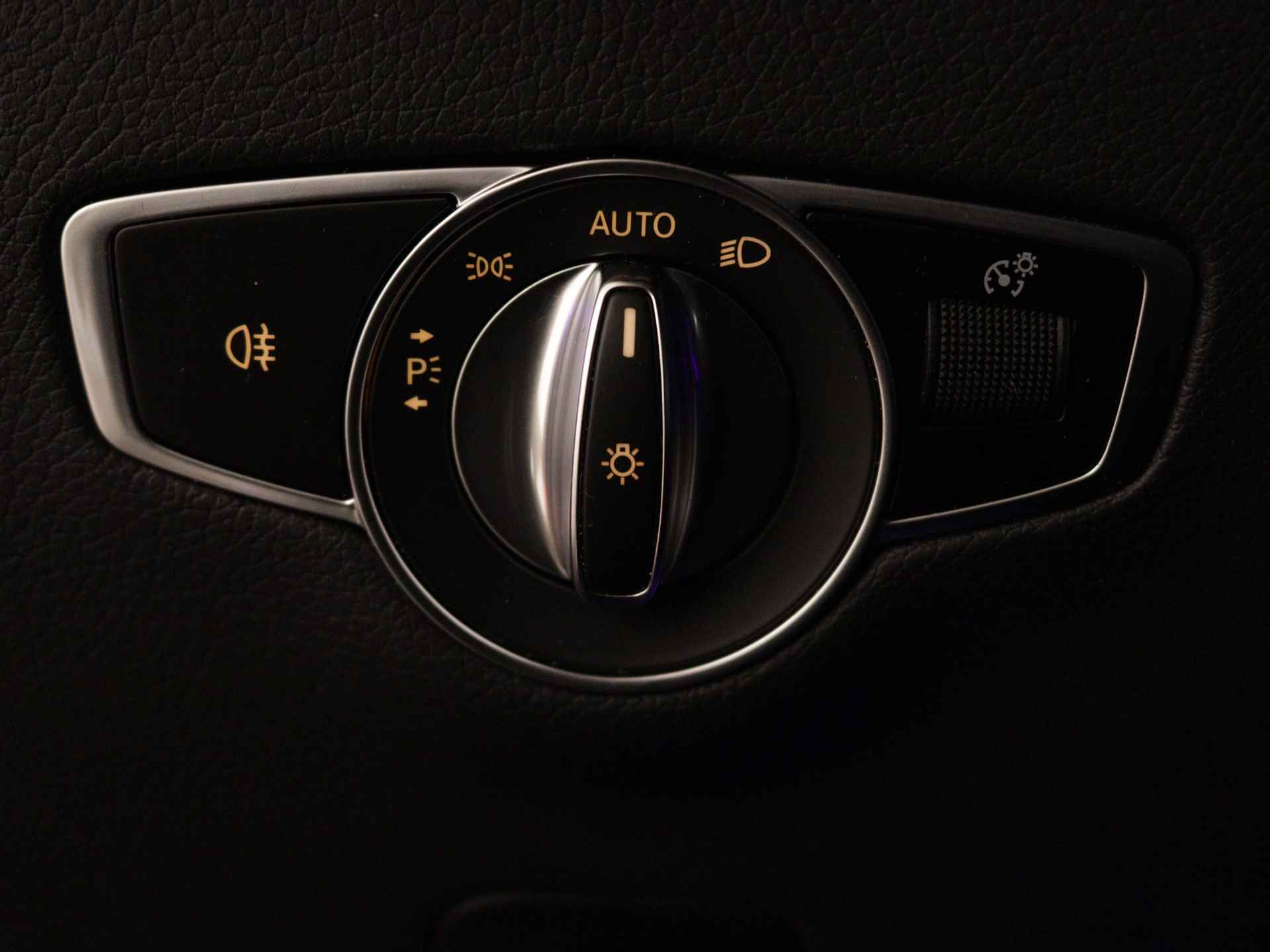 Mercedes-Benz EQC 400 4MATIC Business Solution Luxury 80 kWh | Lichtmetalen velgen | Schuif/kanteldak | Navigatie | Parking support | Lederen bekleding | Inclusief 24 maanden MB Certified garantie voor europa | - 30/39