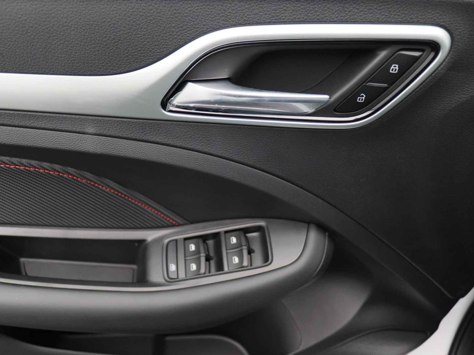MG ZS EV Standard Range Luxury | 320 km WLTP | Navigatie | Panorama dak | 7 jaar 150.000 km garantie | Nu €2500,- Upgrade Actie Voordeel! | Wordt in alle kleuren verwacht! - 17/19