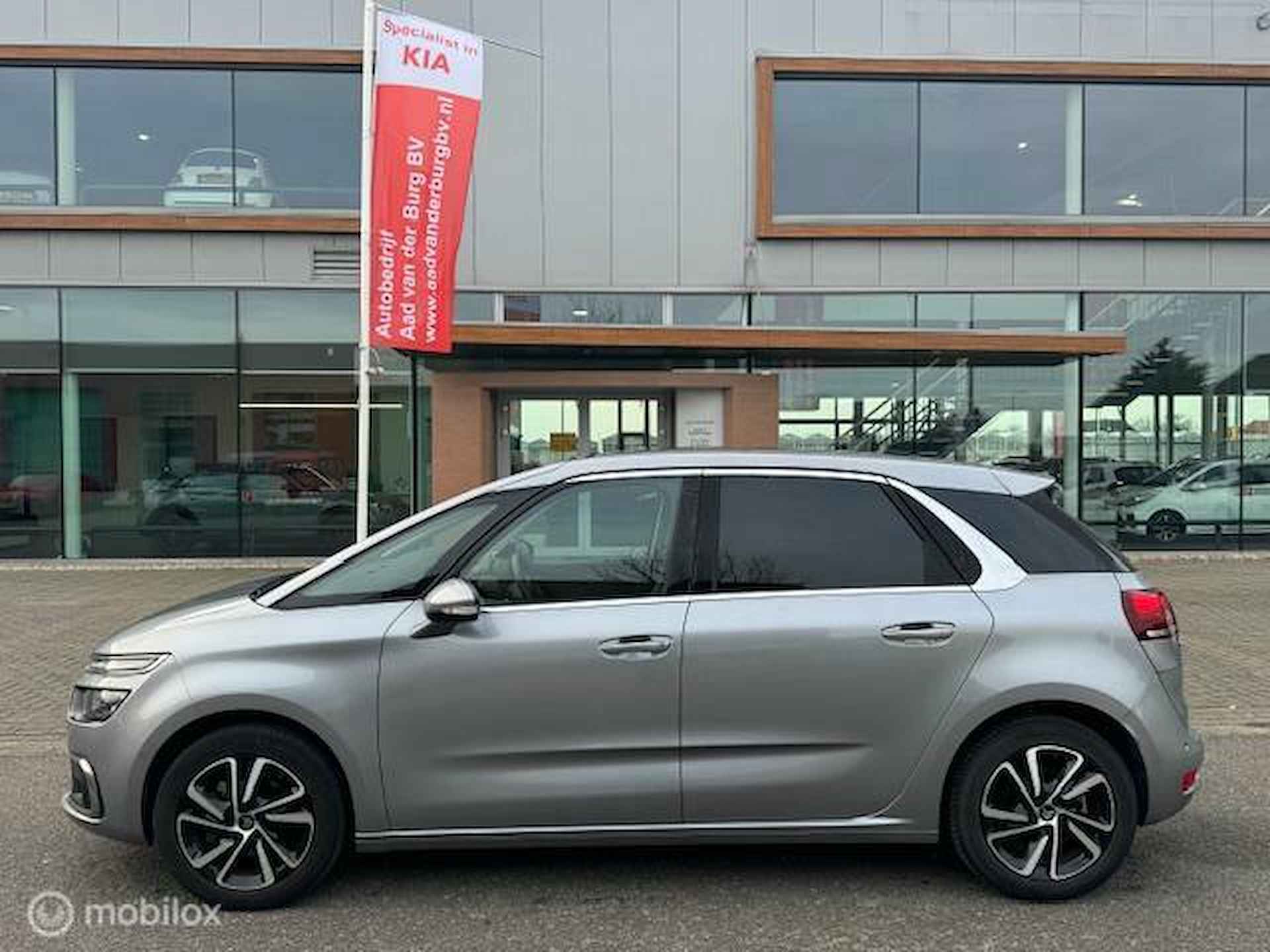 Citroen C4 Picasso 1.2 Automaat Hoge instap PureTech Shine uitvoering  , Navigatie ,Achteruit rij camera , Parkeerhulp , Trekhaak , Cruise & Climate Controle , Parelmoer grijs metaallak ! - 2/32