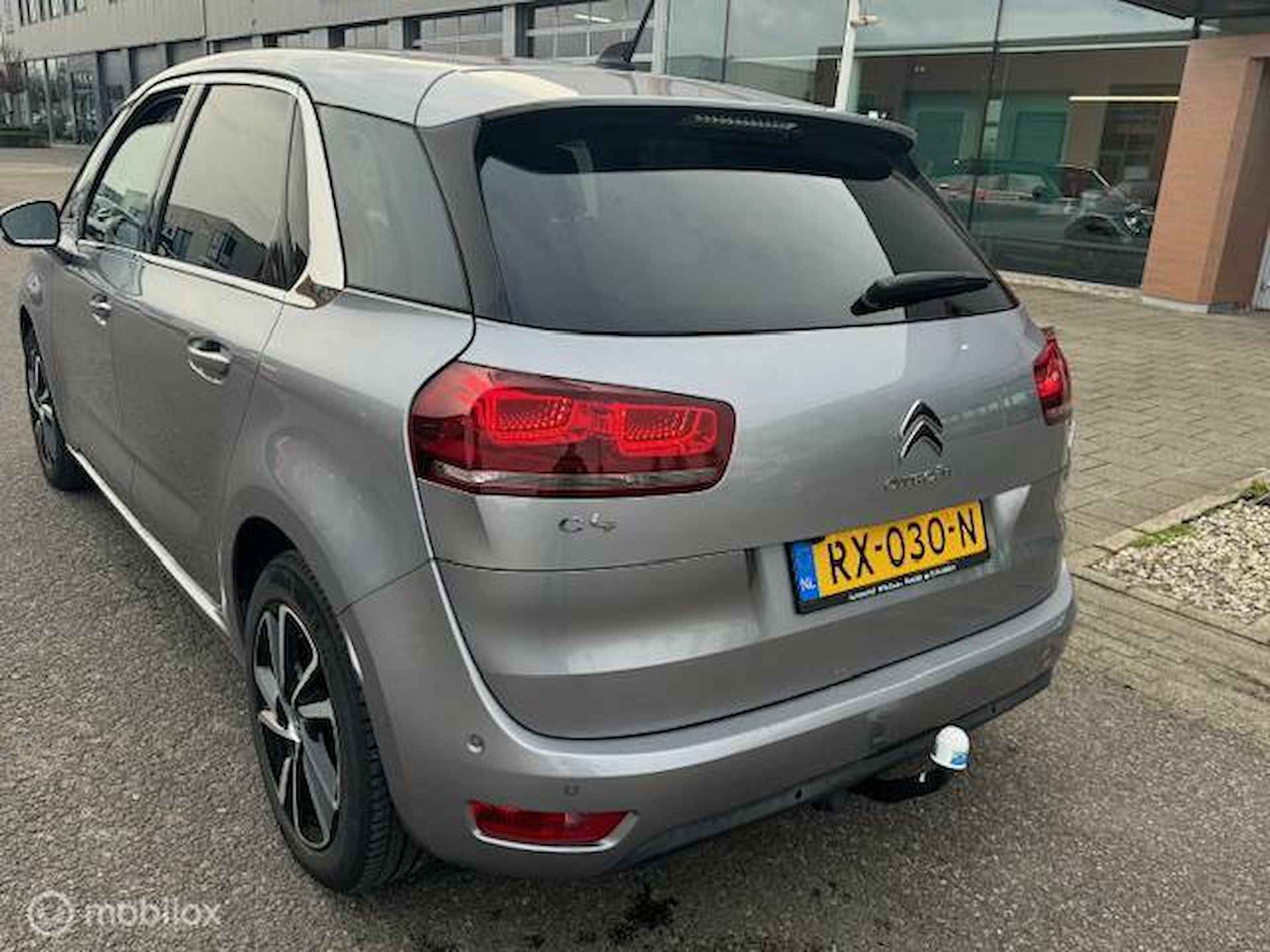 Citroen C4 Picasso 1.2 Automaat Hoge instap PureTech Shine uitvoering  , Navigatie ,Achteruit rij camera , Parkeerhulp , Trekhaak , Cruise & Climate Controle , Parelmoer grijs metaallak ! - 3/32