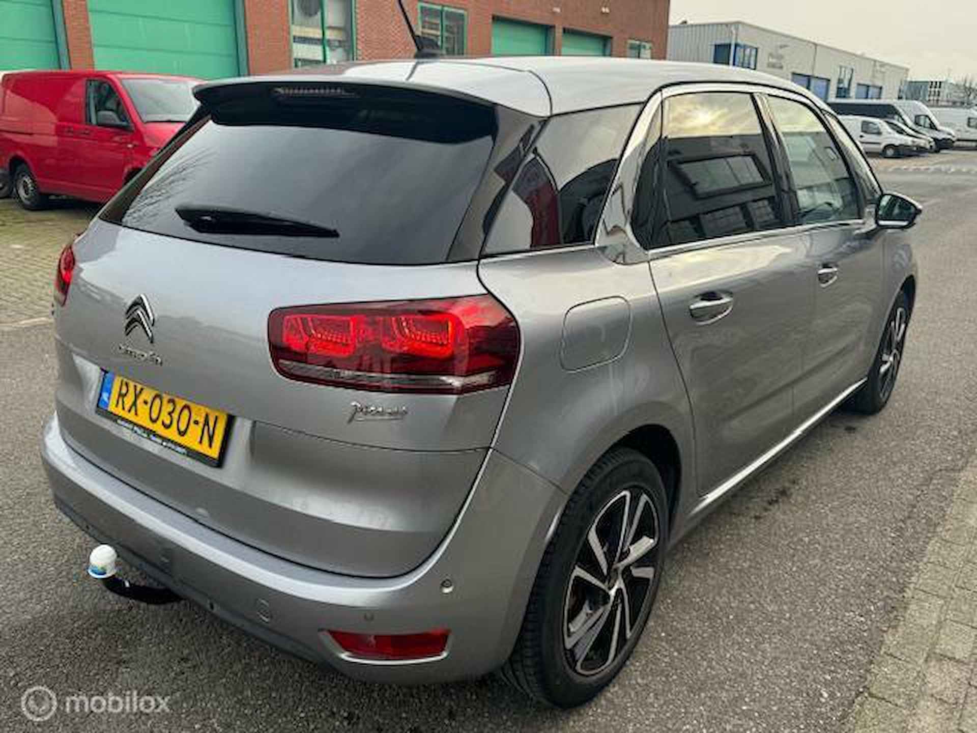 Citroen C4 Picasso 1.2 Automaat Hoge instap PureTech Shine uitvoering  , Navigatie ,Achteruit rij camera , Parkeerhulp , Trekhaak , Cruise & Climate Controle , Parelmoer grijs metaallak ! - 4/32