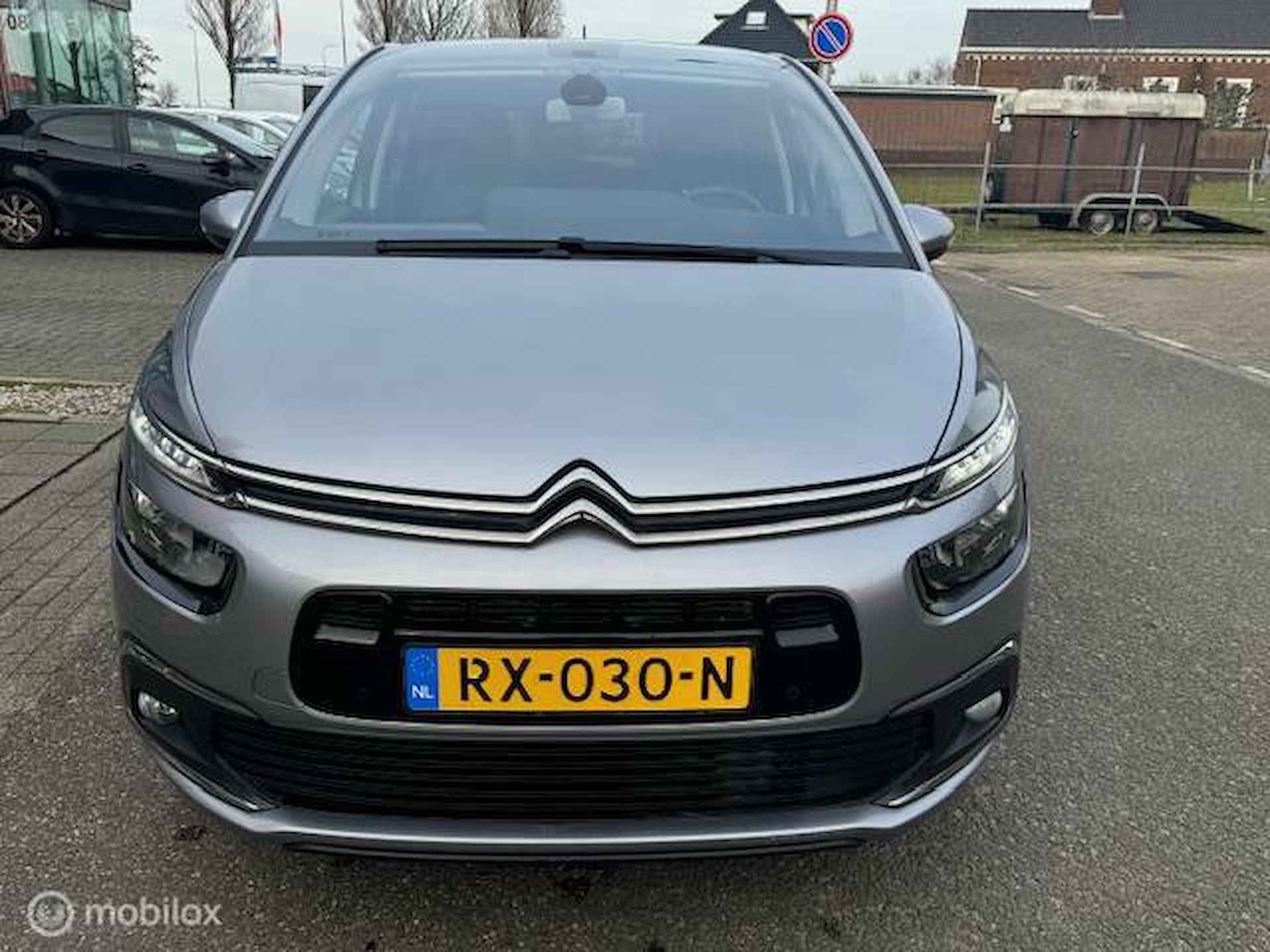 Citroen C4 Picasso 1.2 Automaat Hoge instap PureTech Shine uitvoering  , Navigatie ,Achteruit rij camera , Parkeerhulp , Trekhaak , Cruise & Climate Controle , Parelmoer grijs metaallak ! - 7/32