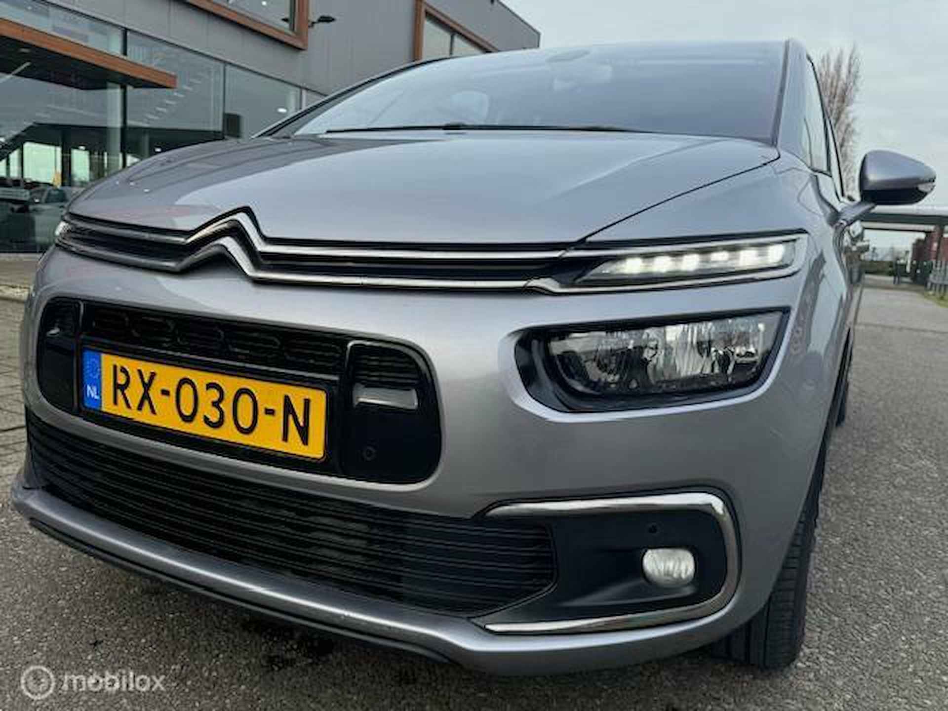 Citroen C4 Picasso 1.2 Automaat Hoge instap PureTech Shine uitvoering  , Navigatie ,Achteruit rij camera , Parkeerhulp , Trekhaak , Cruise & Climate Controle , Parelmoer grijs metaallak ! - 9/32