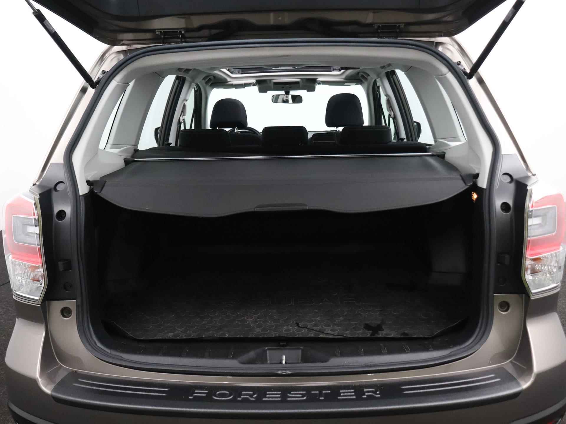 Subaru Forester 2.0 Luxury | Panoramadak | Verwarmbare voorstoelen | Trekhaak - 4/20