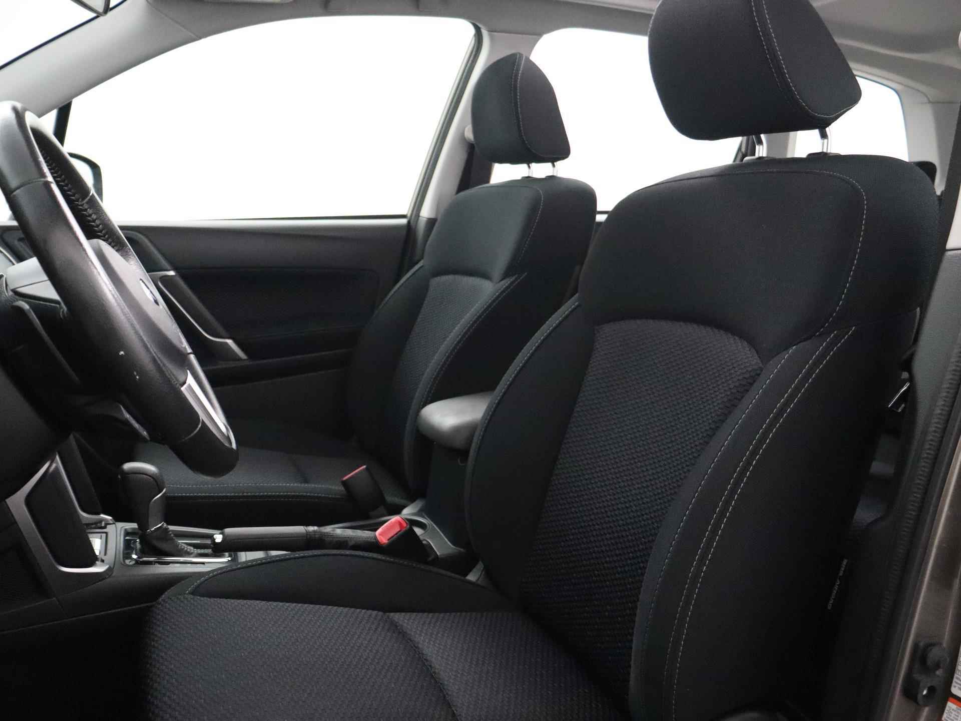 Subaru Forester 2.0 Luxury | Panoramadak | Verwarmbare voorstoelen | Trekhaak - 18/20