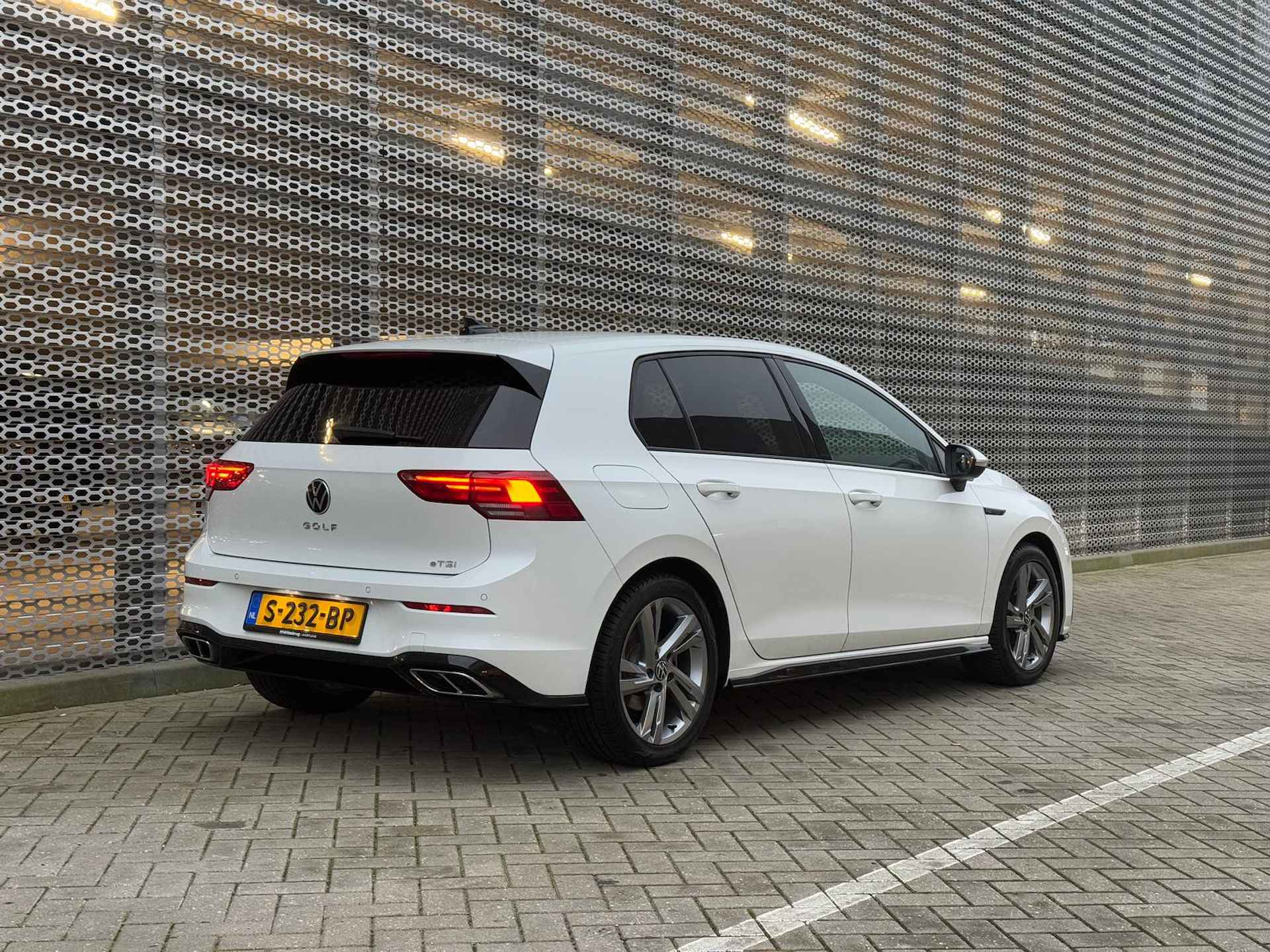 Volkswagen Golf 1.5 eTSI R-Line / Panoramadak / Digitale Cockpit / Achteruitrijcamera / LED / Keyless Entry-Start / Stoelverwarming P4 - 8/35