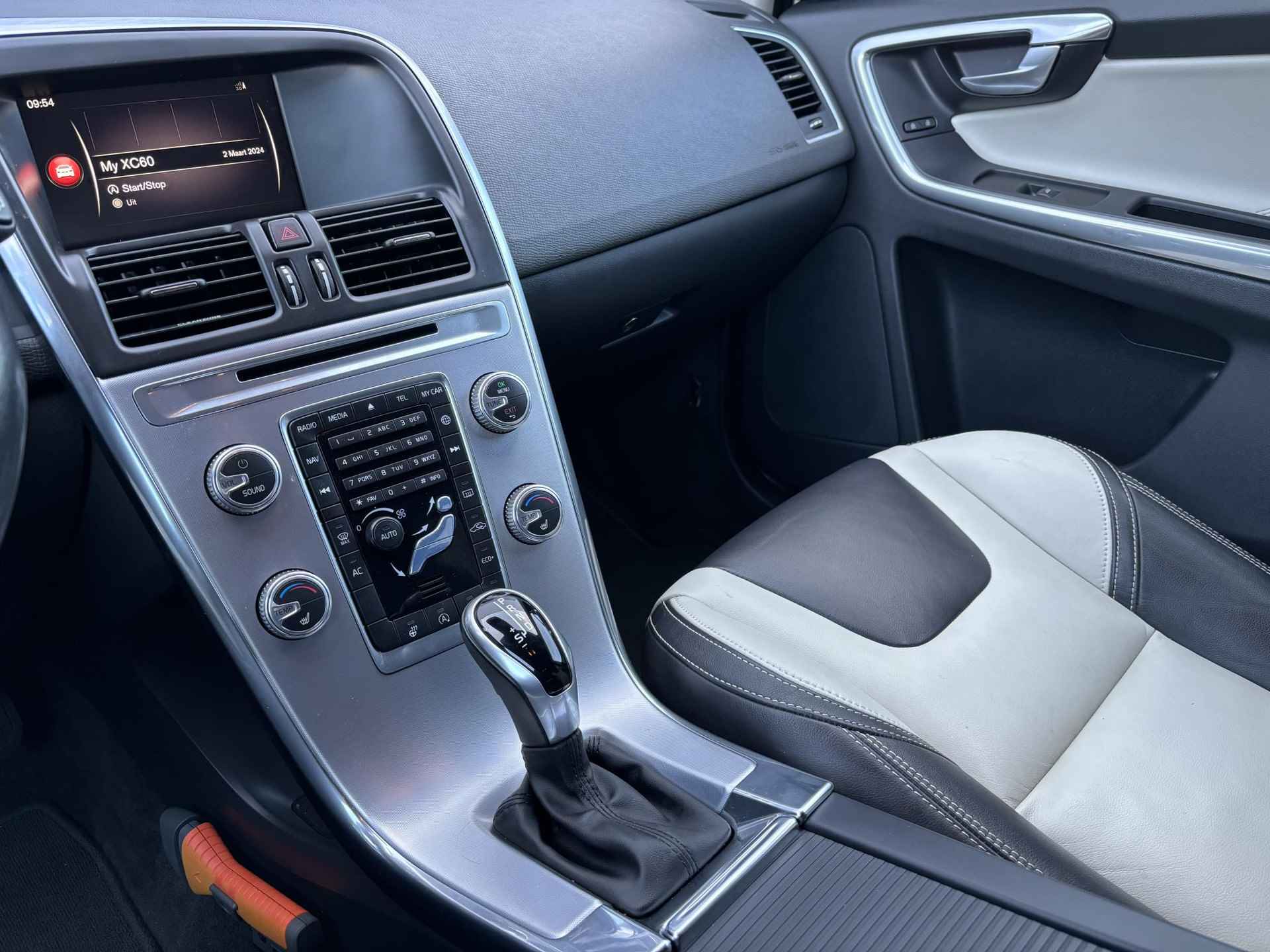 Volvo XC60 T5 Automaat | Trekhaak | Parkeerverwarming | Stoel-/stuurverwarming | Elektr. best. stoel met geheugen | Park assist voor en achter - 10/30