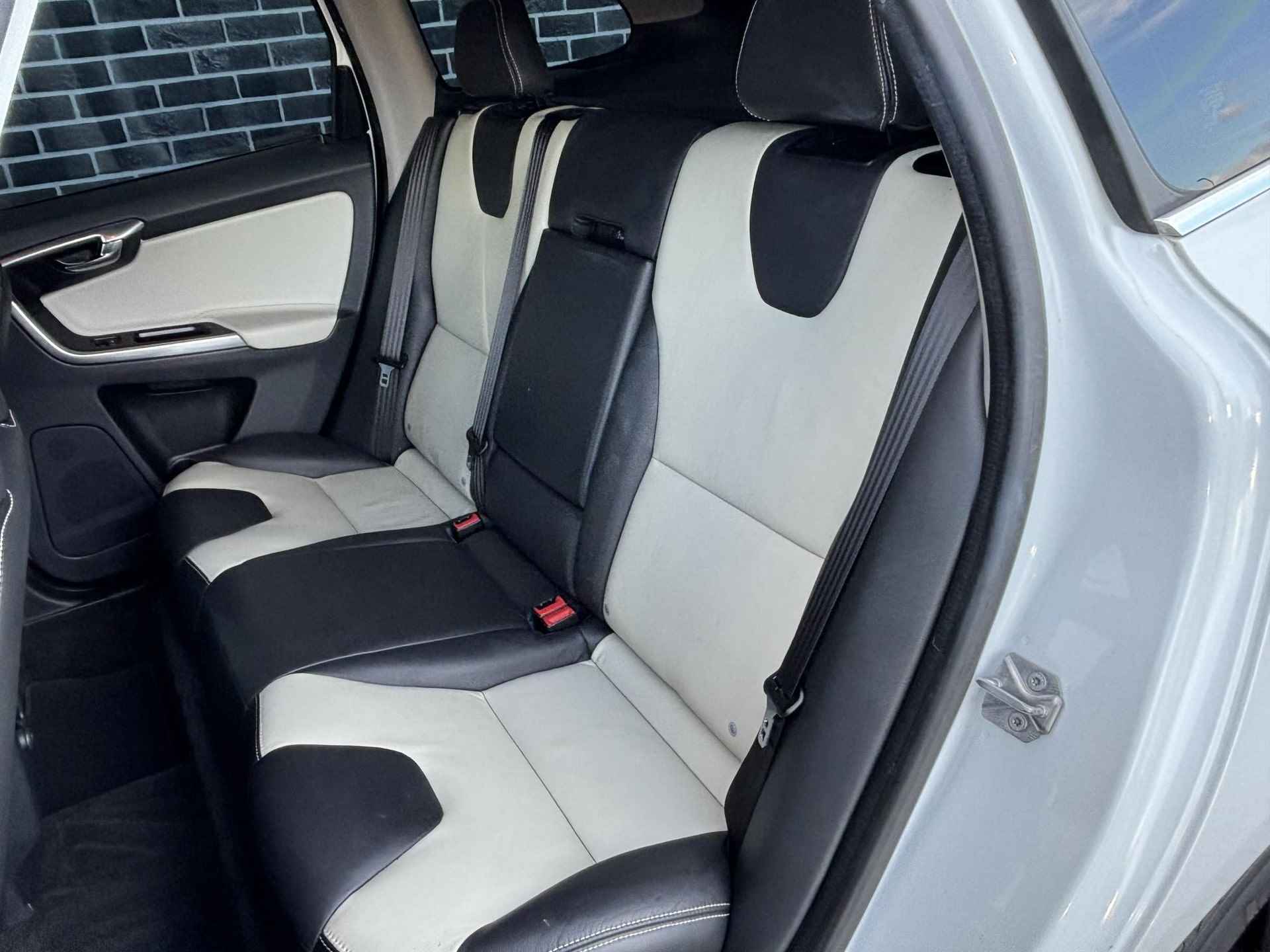 Volvo XC60 T5 Automaat | Trekhaak | Parkeerverwarming | Stoel-/stuurverwarming | Elektr. best. stoel met geheugen | Park assist voor en achter - 11/30