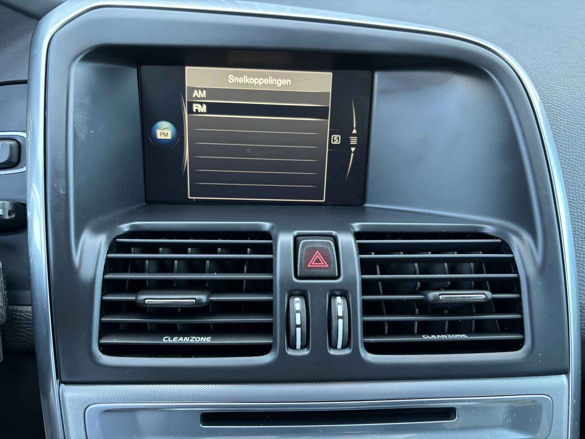 Volvo XC60 T5 Automaat | Trekhaak | Parkeerverwarming | Stoel-/stuurverwarming | Elektr. best. stoel met geheugen | Park assist voor en achter - 26/30
