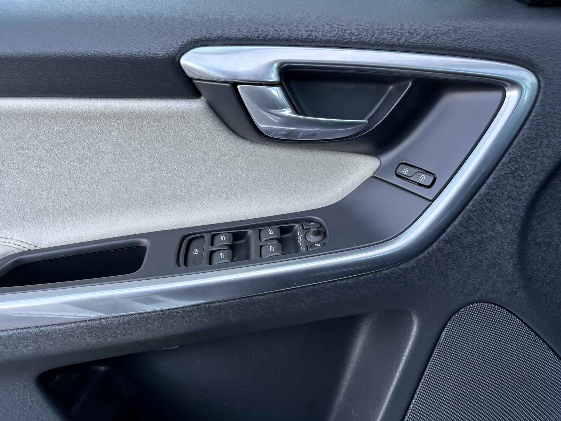 Volvo XC60 T5 Automaat | Trekhaak | Parkeerverwarming | Stoel-/stuurverwarming | Elektr. best. stoel met geheugen | Park assist voor en achter - 27/30