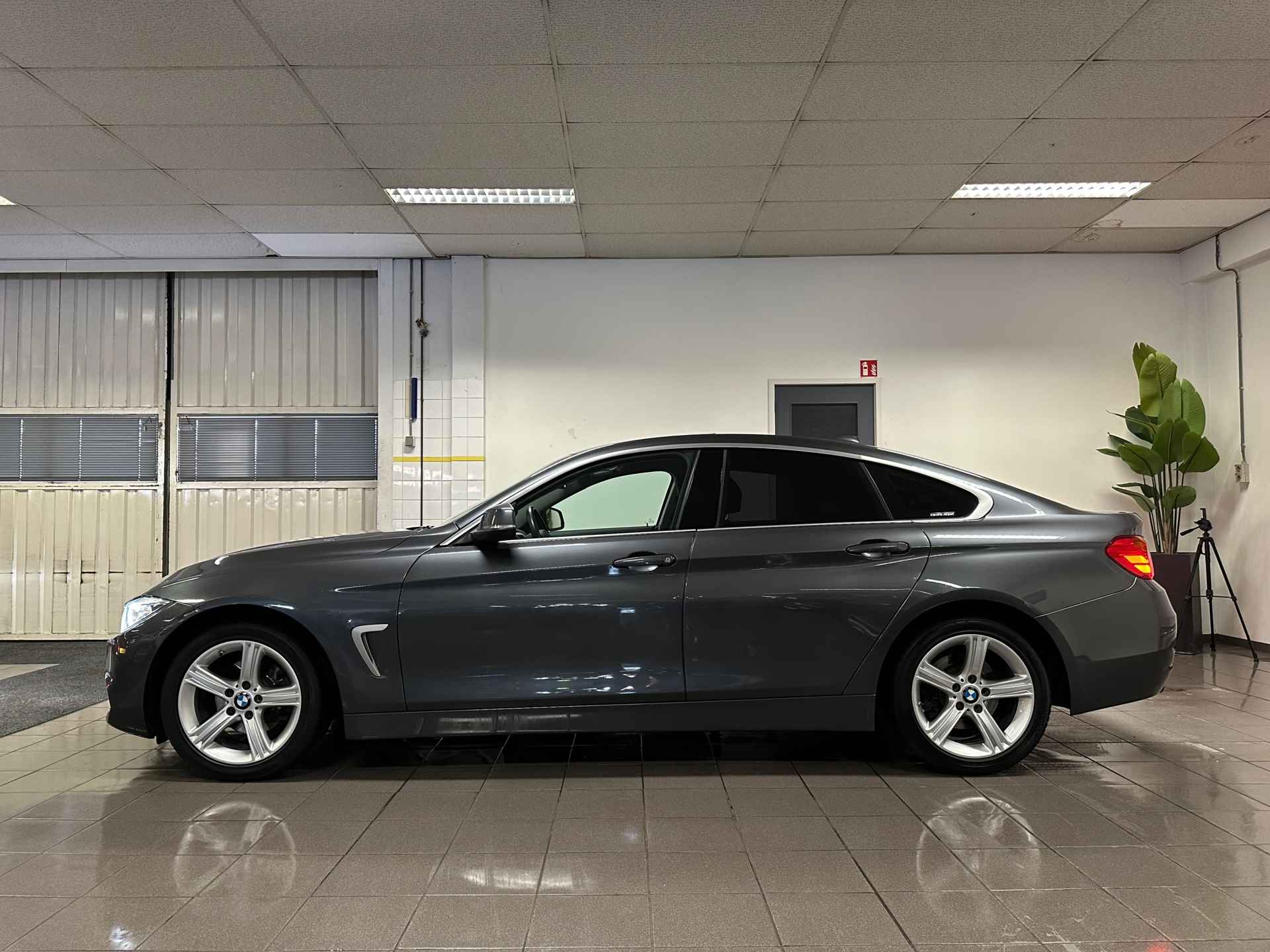 BMW 4-serie Gran Coupé 420i Executive * Automaat / Navigatie / Trekhaak / Xenon / NL Auto * - 2/24