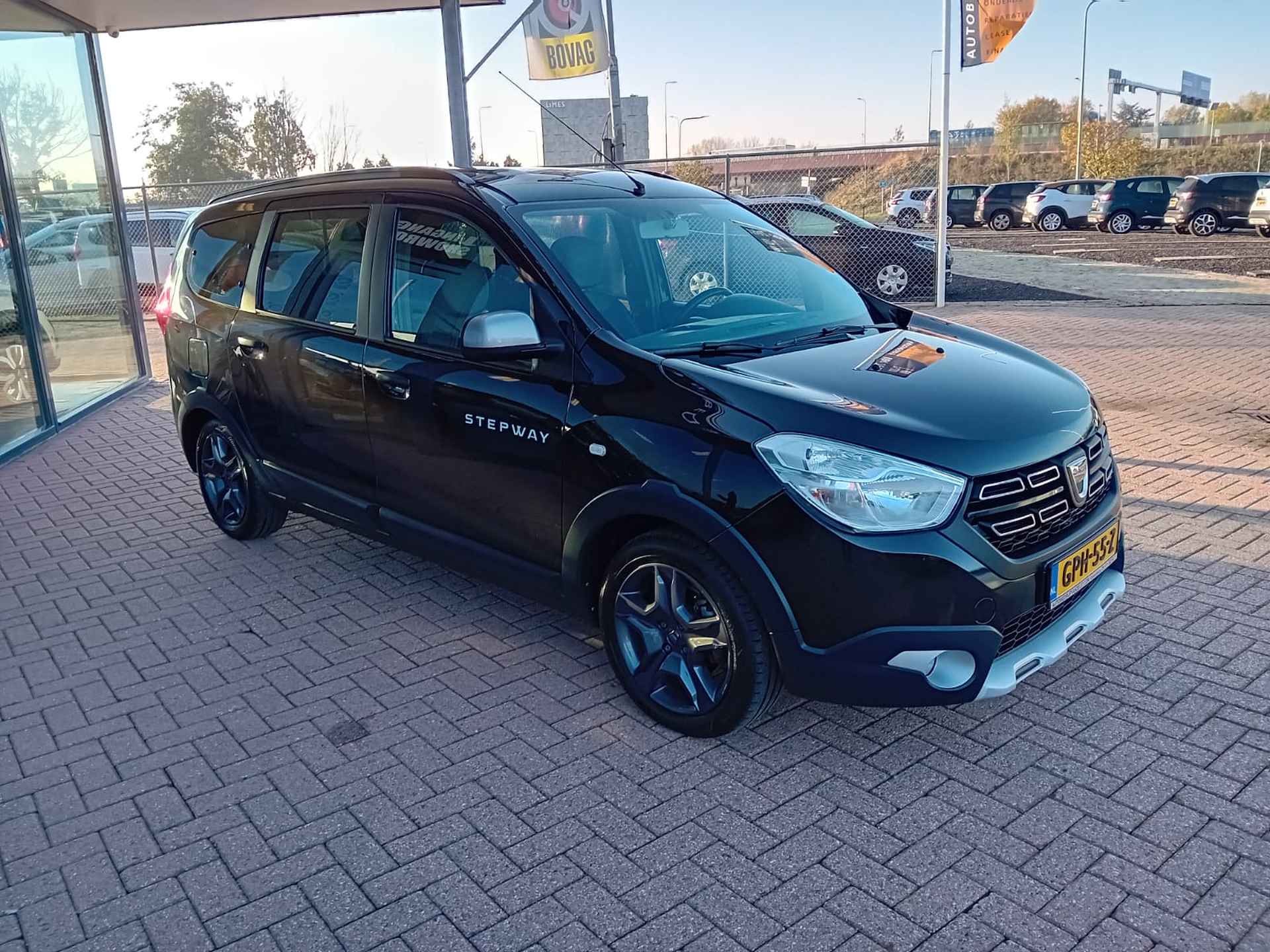 Dacia Lodgy 1.2 TCe Série Limitée Stepway 7p. Airco, Multimediasysteem, Bluetooth, Navigatie, Parkeersensoren, Camera, Stoelverwarming, Crui Nette auto, Dealer onderhouden, BOVAG - 4/29