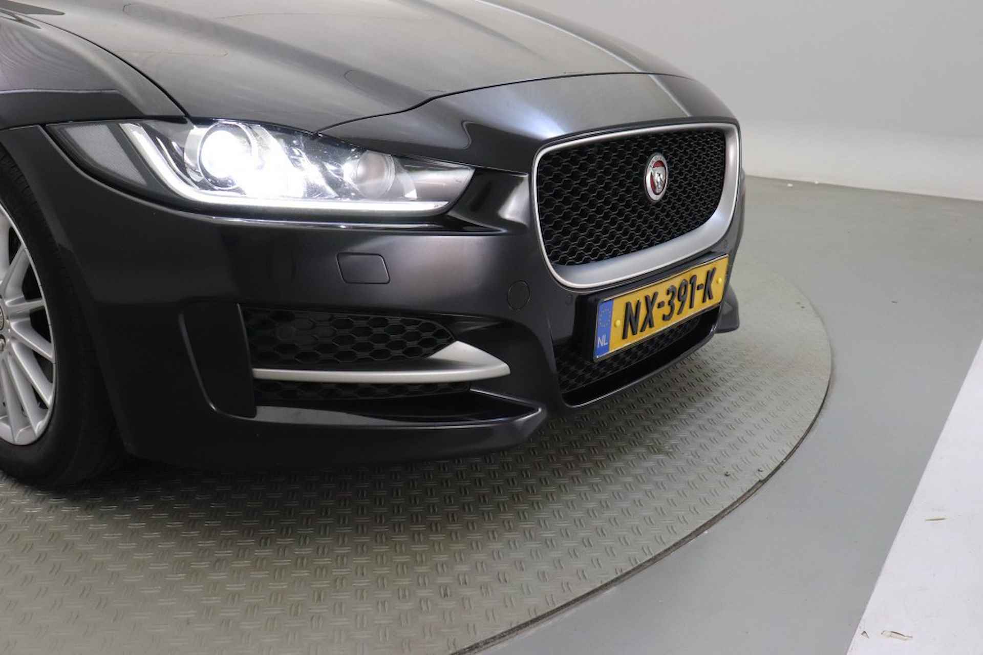 JAGUAR Xe 2.0D Portfolio R-Sport Automaat - Navi, Leer, Xenon - 2/35