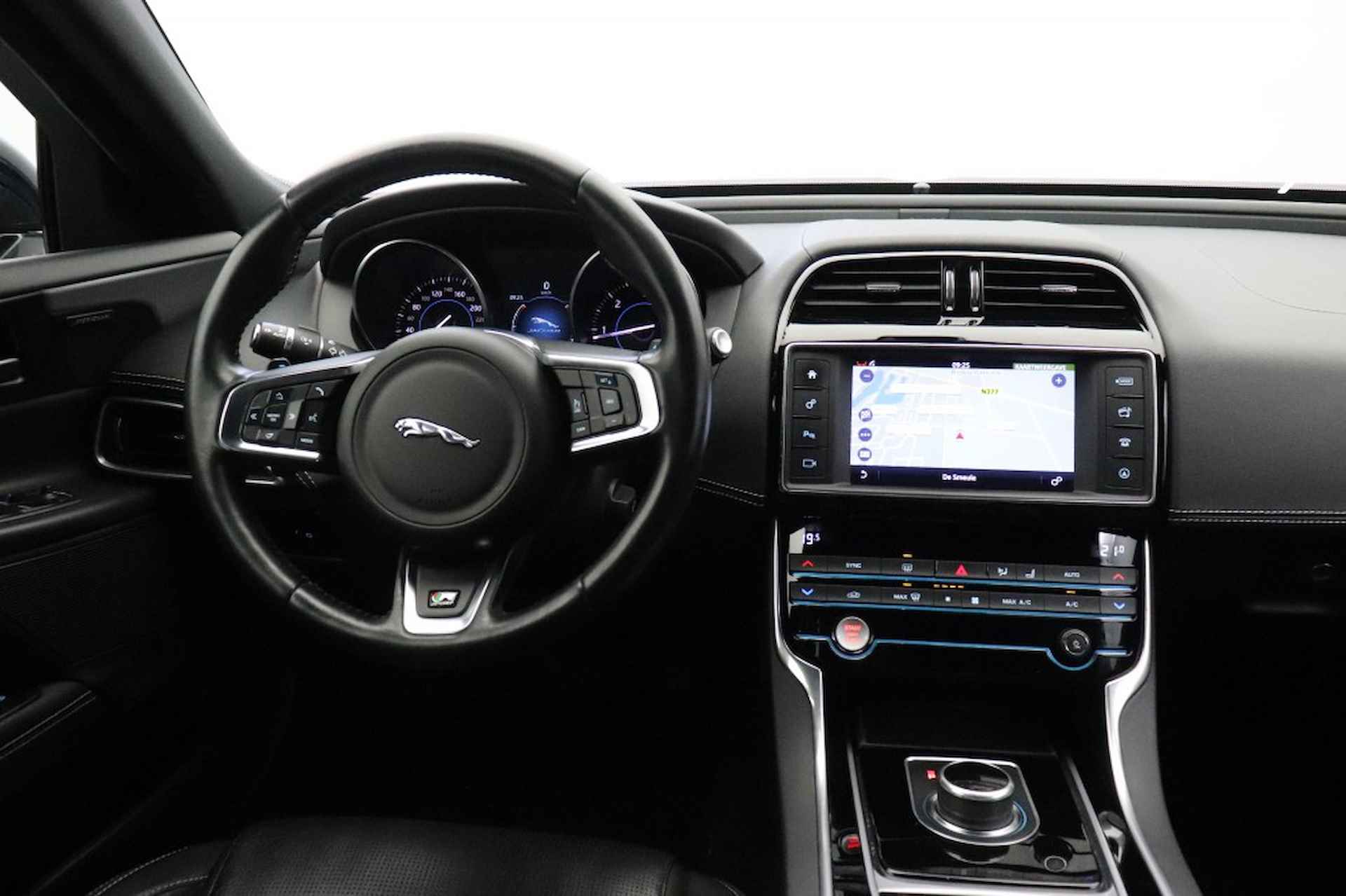 JAGUAR Xe 2.0D Portfolio R-Sport Automaat - Navi, Leer, Xenon - 4/35