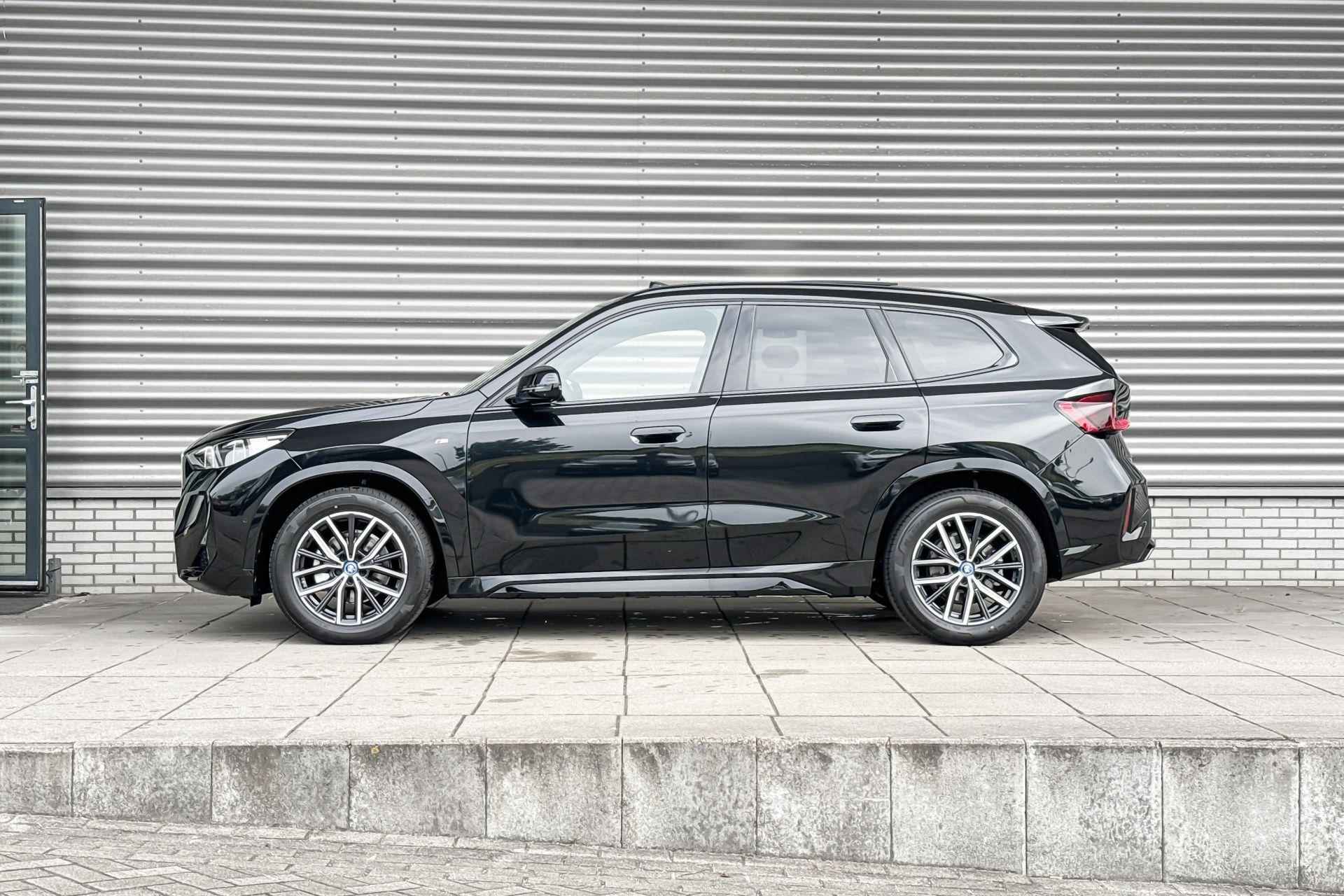 BMW iX1 eDrive20 M Sportpakket / Innovation Pack / Comfort Pack / Travel Pack - 2/24