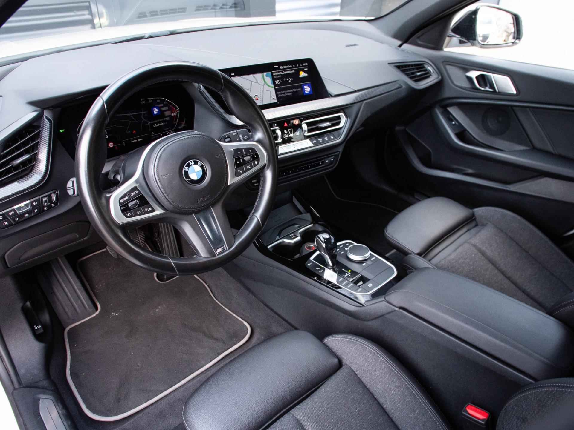 BMW 1-serie 118i Executive AUT Led Leder Navi Keyless Apple Carplay - 7/52