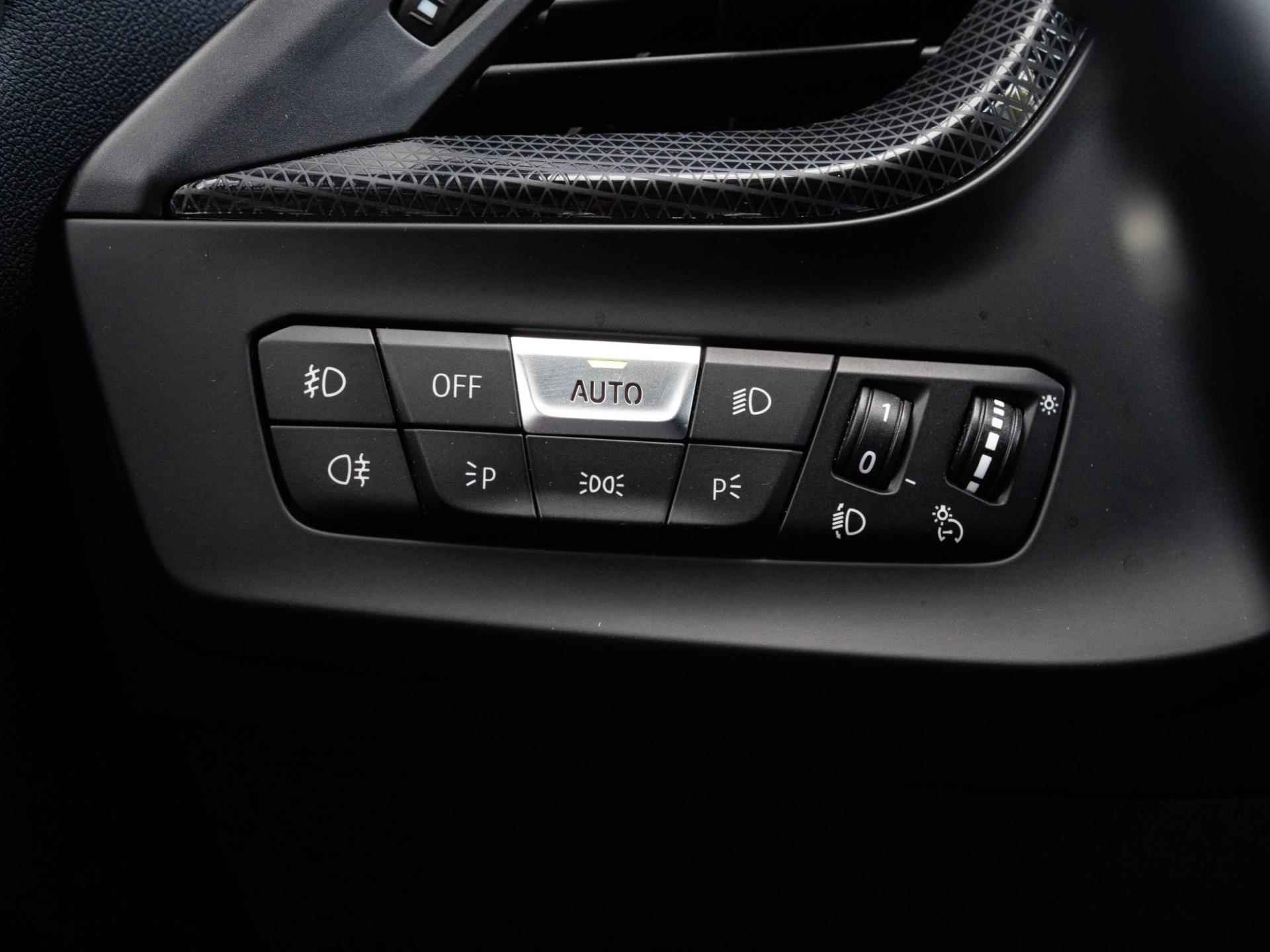 BMW 1-serie 118i Executive AUT Led Leder Navi Keyless Apple Carplay - 33/52