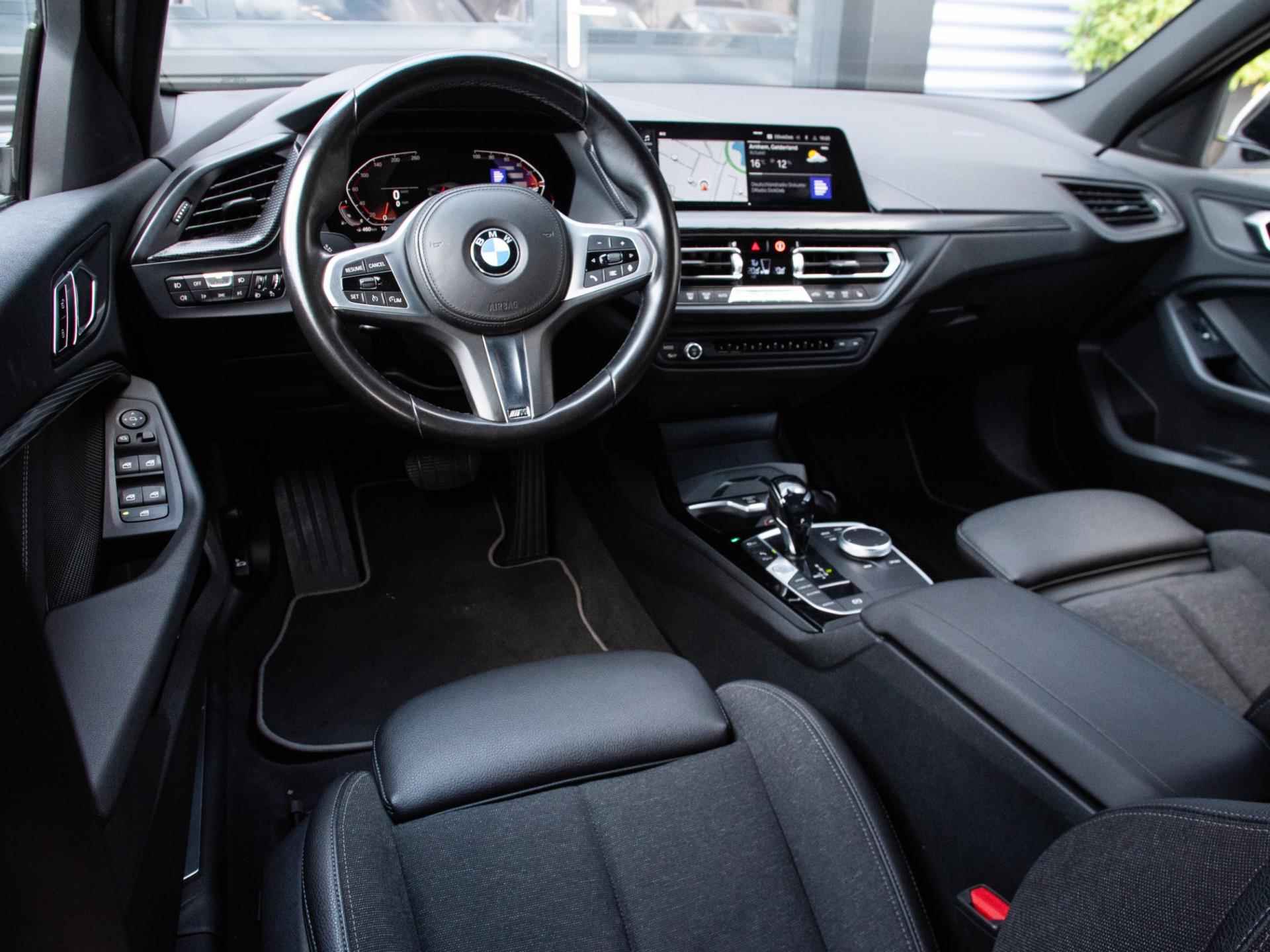 BMW 1-serie 118i Executive AUT Led Leder Navi Keyless Apple Carplay - 44/52