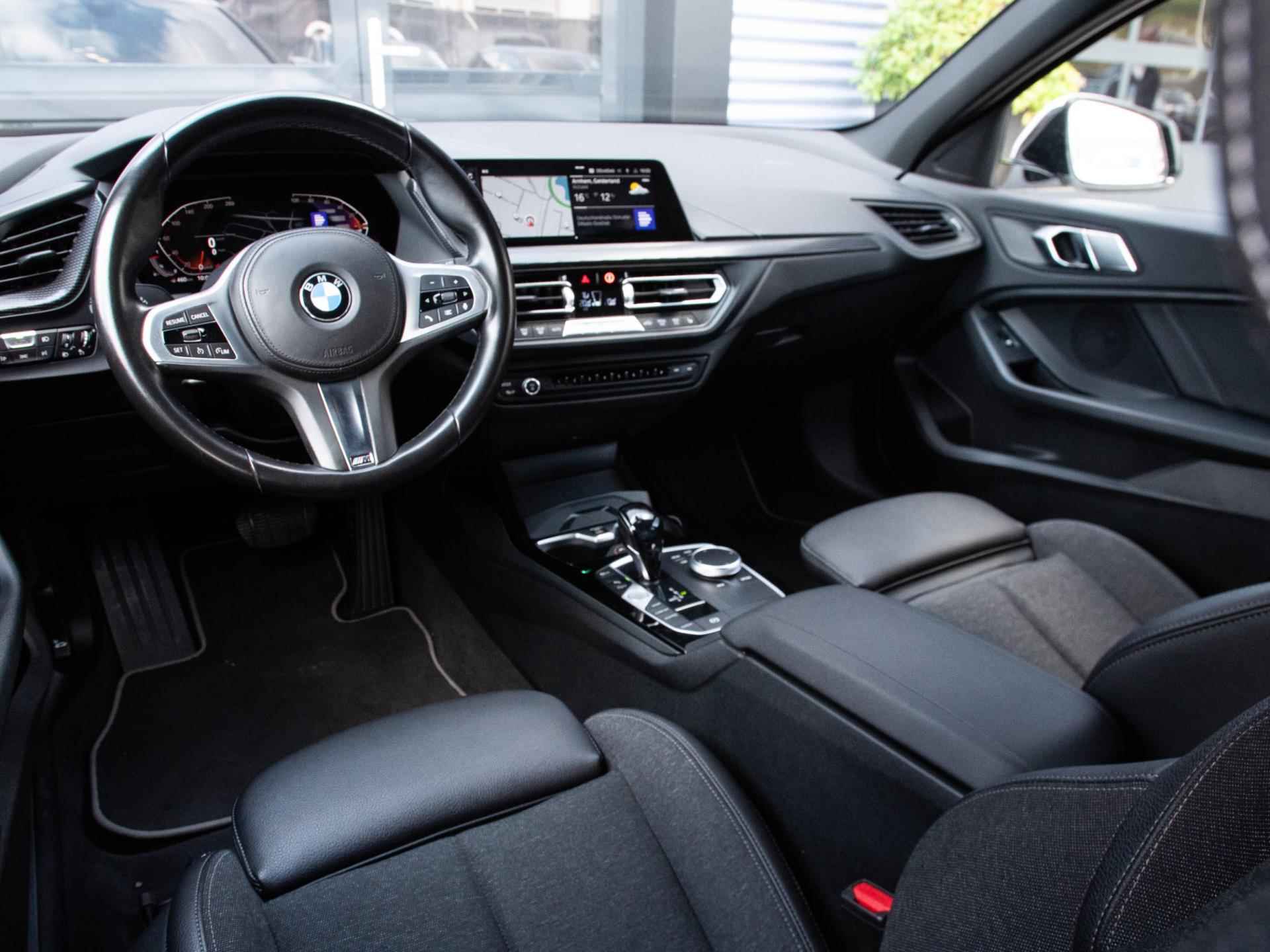 BMW 1-serie 118i Executive AUT Led Leder Navi Keyless Apple Carplay - 45/52