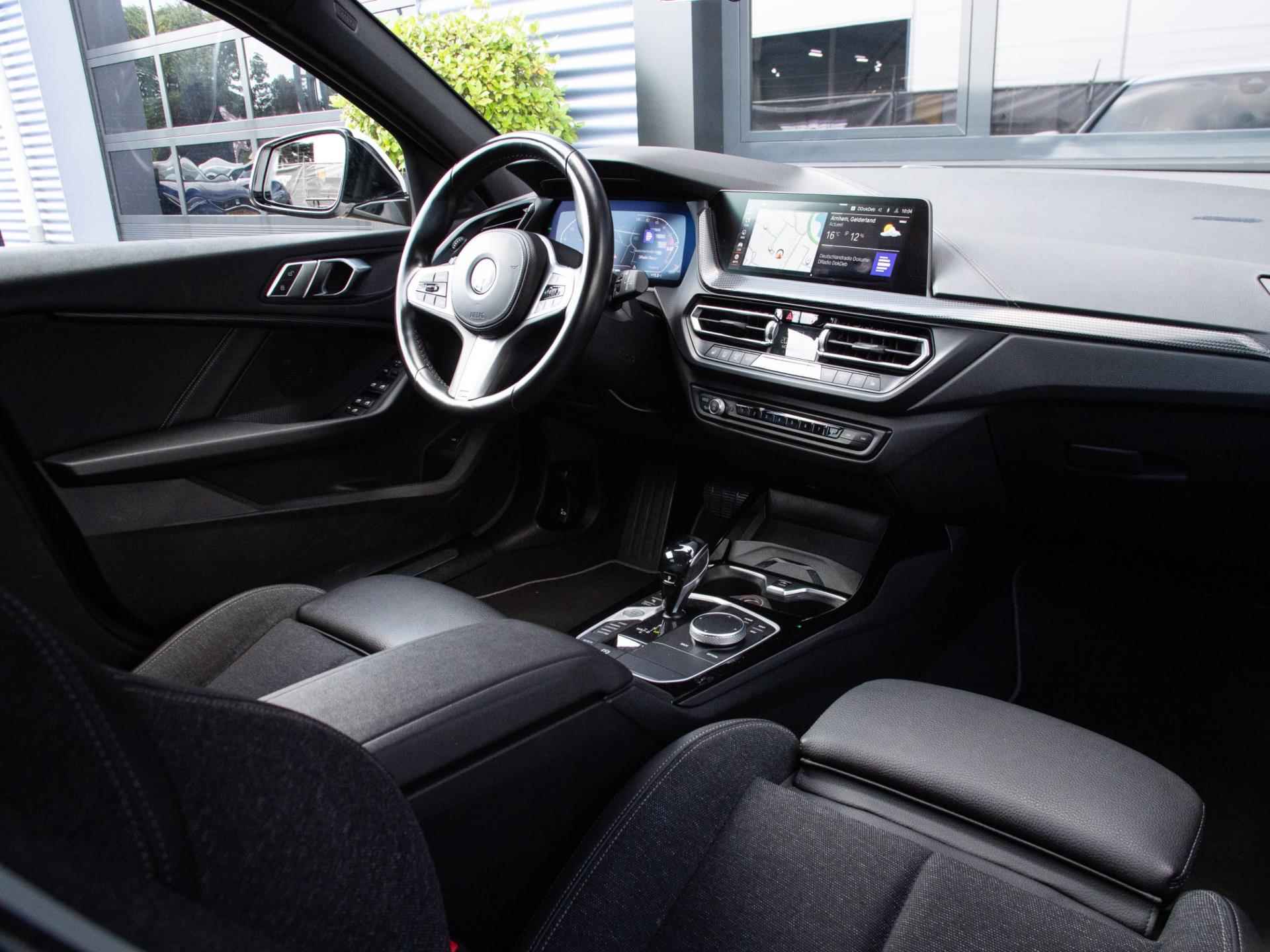 BMW 1-serie 118i Executive AUT Led Leder Navi Keyless Apple Carplay - 49/52