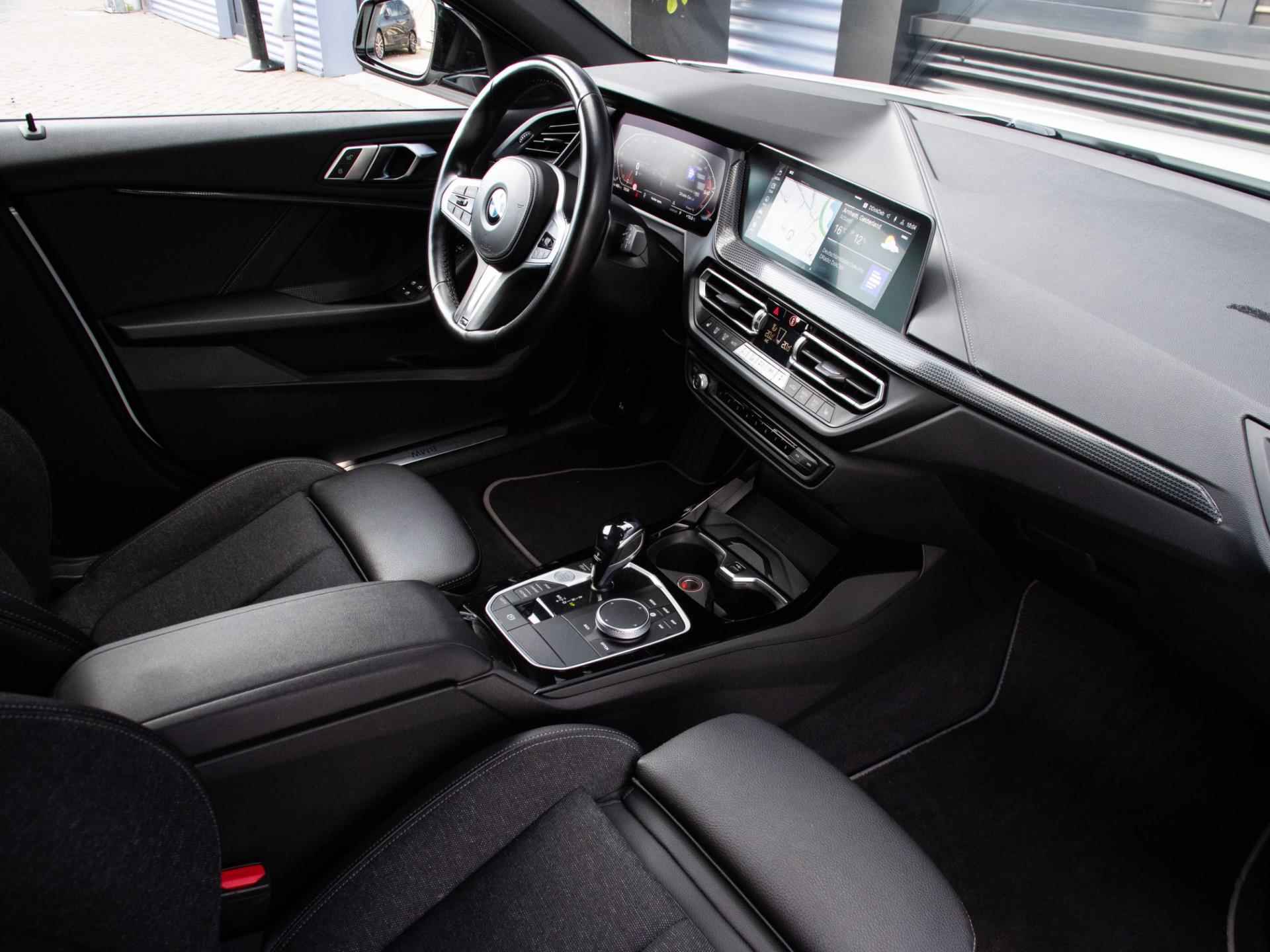 BMW 1-serie 118i Executive AUT Led Leder Navi Keyless Apple Carplay - 50/52