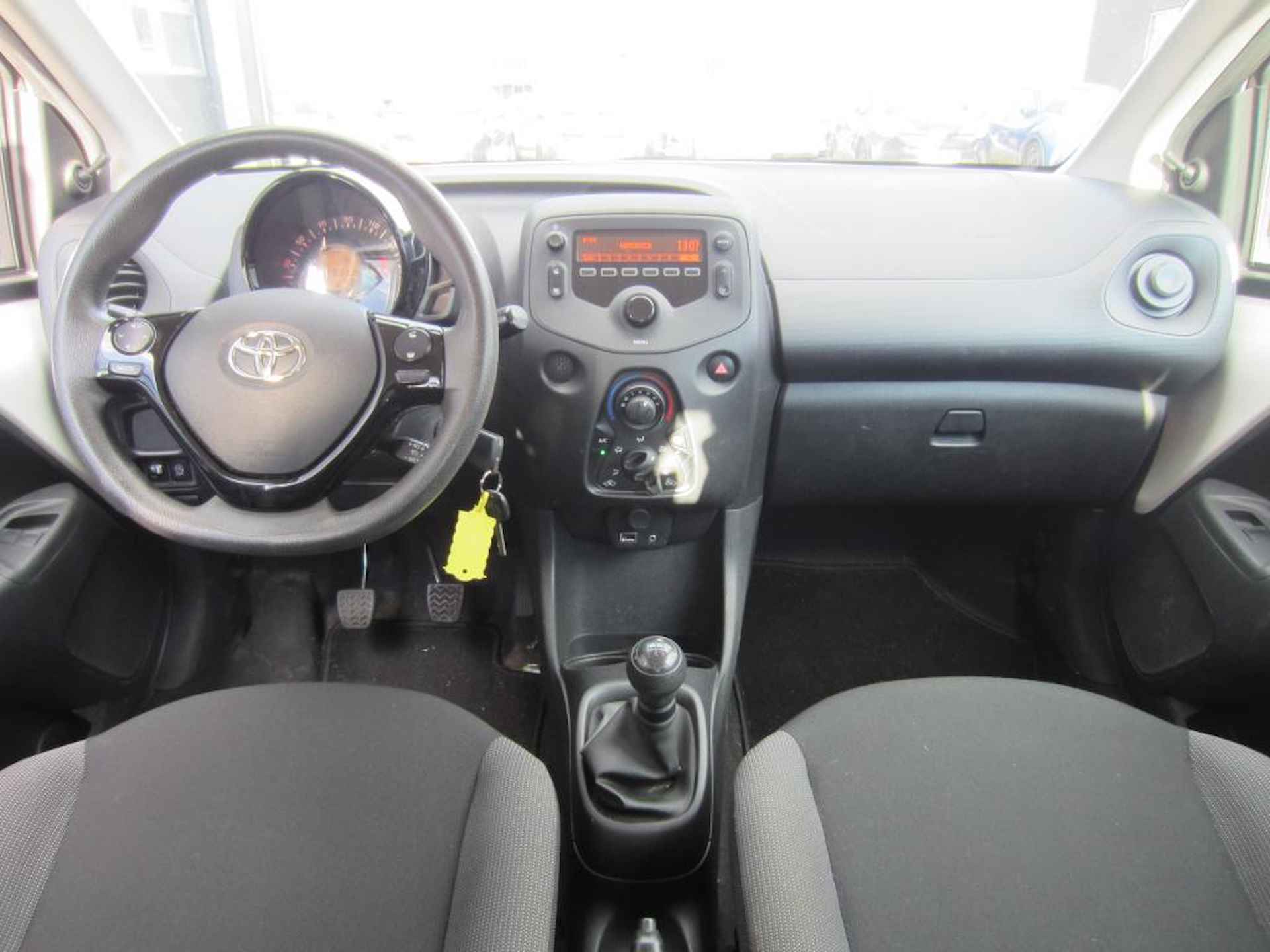 Toyota Aygo 1.0 VVT-i X-Bitone Airco Bluetooth NL auto 5 Drs - 4/16