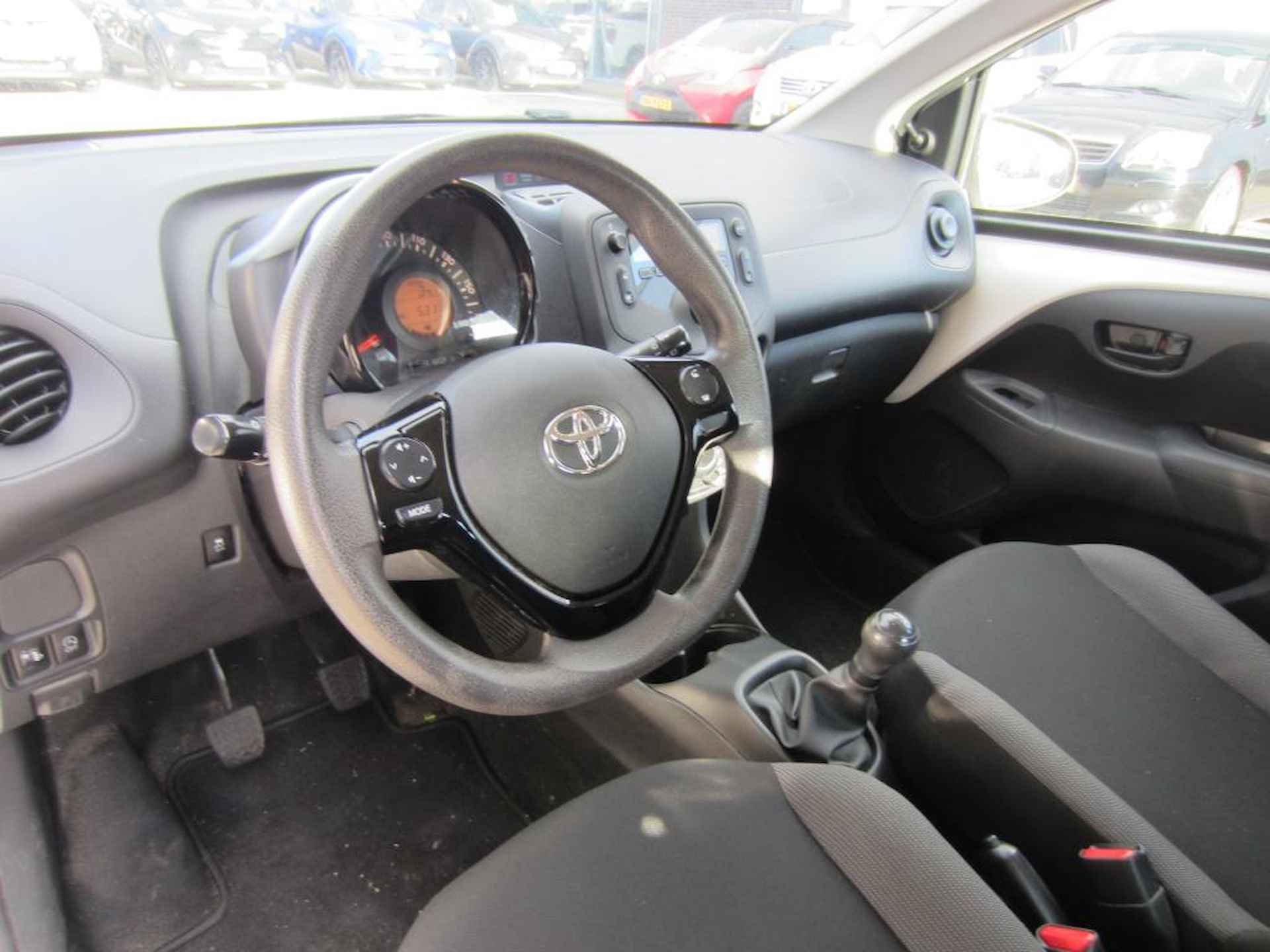 Toyota Aygo 1.0 VVT-i X-Bitone Airco Bluetooth NL auto 5 Drs - 13/16