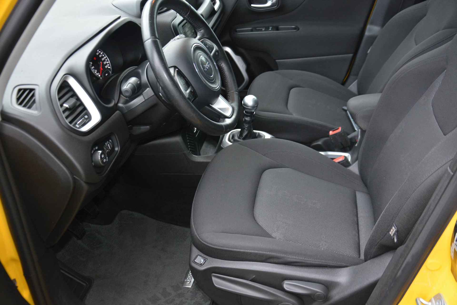 Jeep Renegade 1.4 MultiAir Freedom | Panoramadak | Trekhaak | 1e eigenaar - 4/33